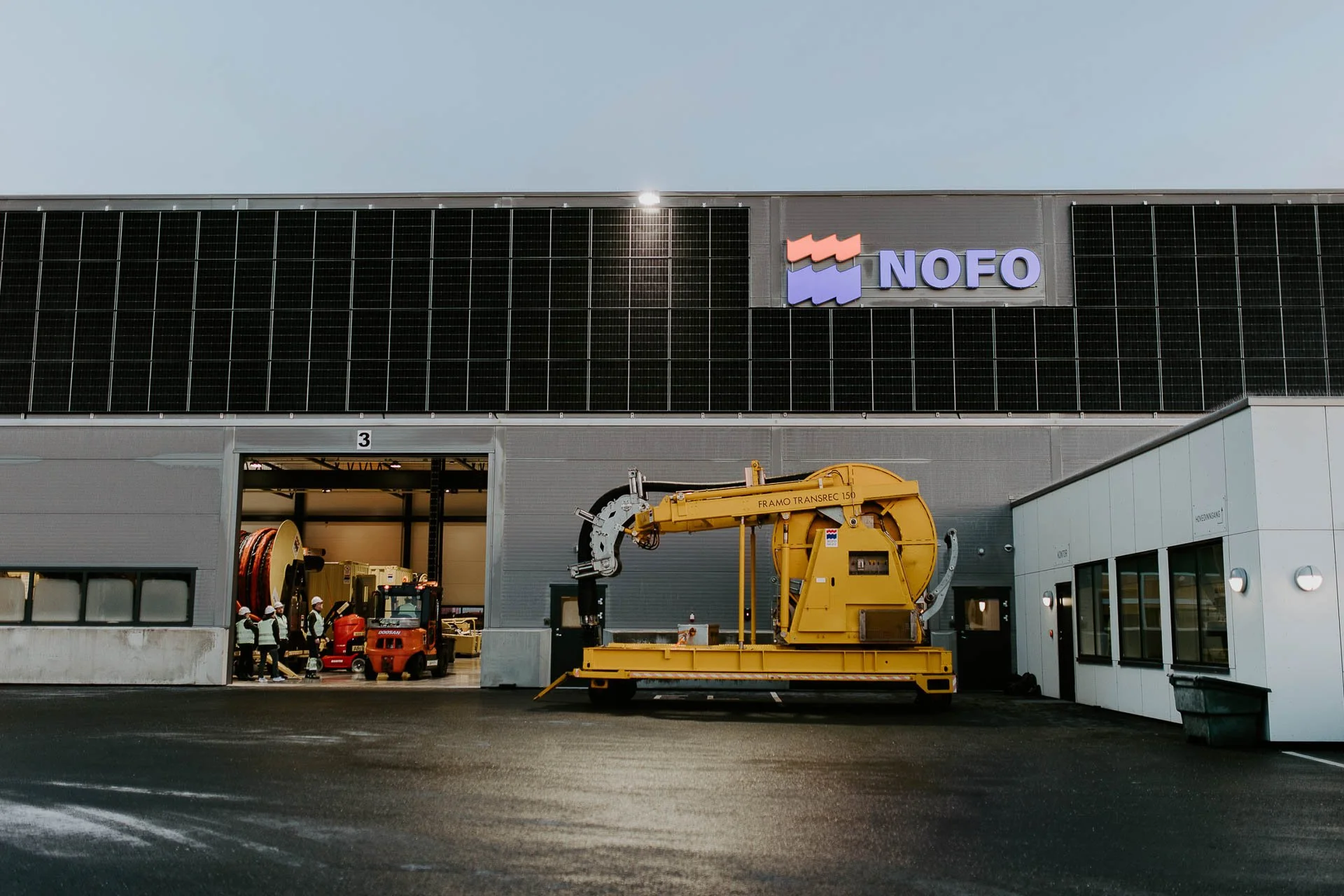 Oversiktsbilde utendørs hos Nofo logo og åpning inn til verk verksted reklamefotografering for nofo norsk oljevernberedskap tatt i naturlig lys