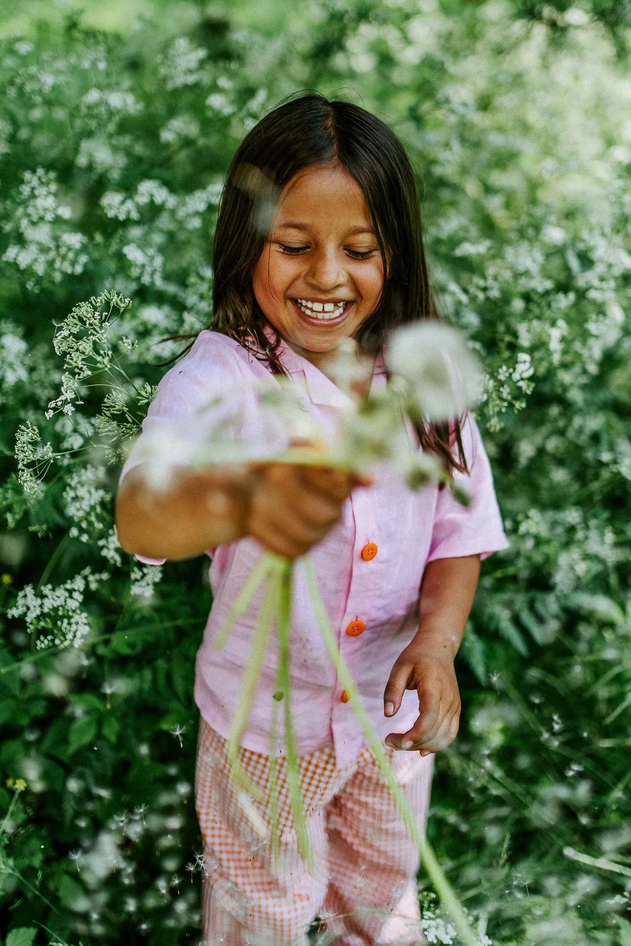 fargerikebilder av barn i lek til fæbrik sin bok fæbrik kids tatt utendørs på geitmyra matkultursenter. forfattere Jenny Skavlan, Ingrid Bergtun, Mari Norden og Ingrid Vik Lysne forlag Pullman publishing