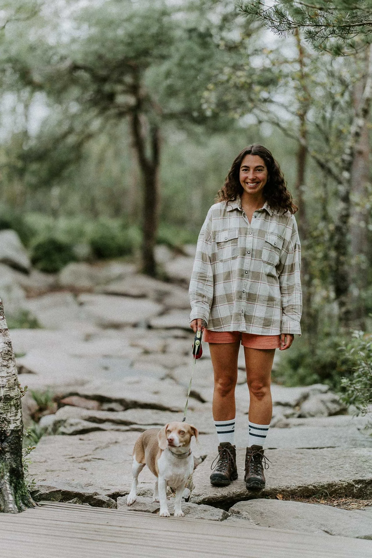 Kvinne og hun står på stein skog i bakgrunnen Reklamefotografering av modeller til kampanje for Skogstad bilder tatt i preikestolenområdet bilder av turklær