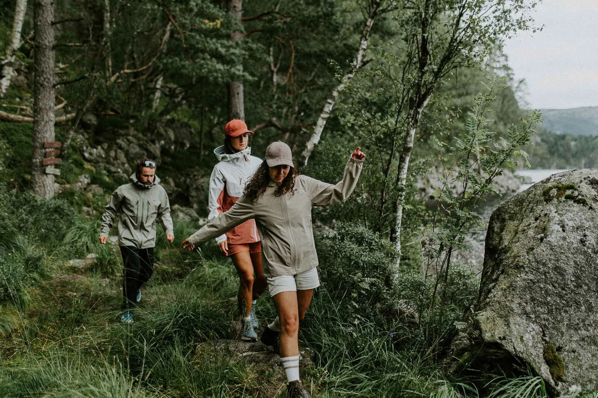 tre personer på skogstur løper med shorts og capser på Reklamefotografering av modeller til kampanje for Skogstad bilder tatt i preikestolenområdet bilder av turklær