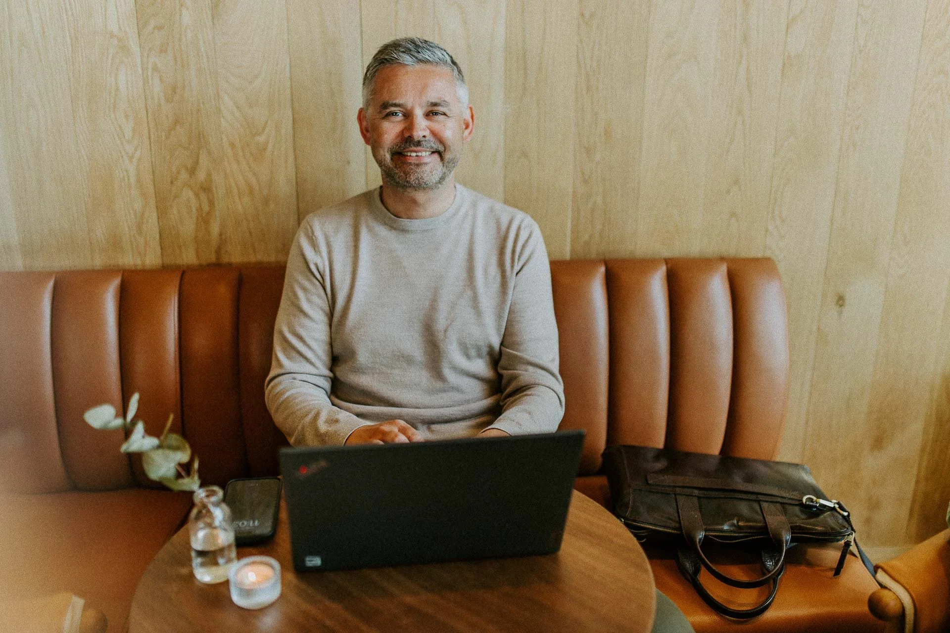 Reklamefotografering til kampanje for Altibox bedrift tatt i naturlig lys utstein kloster hotell en som jobber på pc i restaurant
