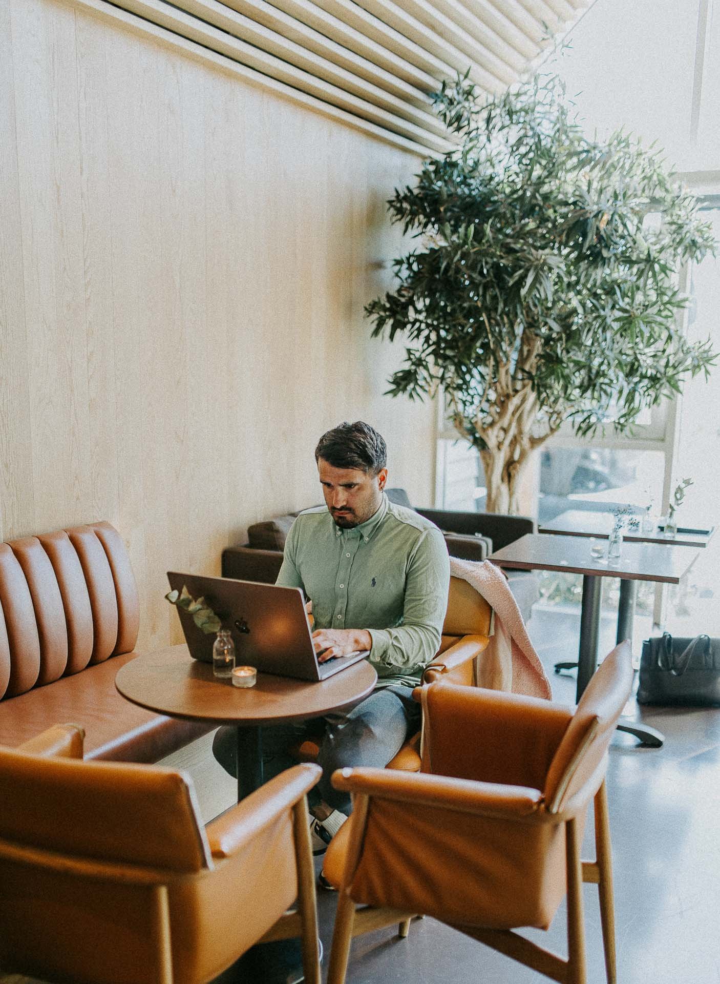 Reklamefotografering til kampanje for Altibox bedrift tatt i naturlig lys utstein kloster hotell en som jobber på pc i restaurant