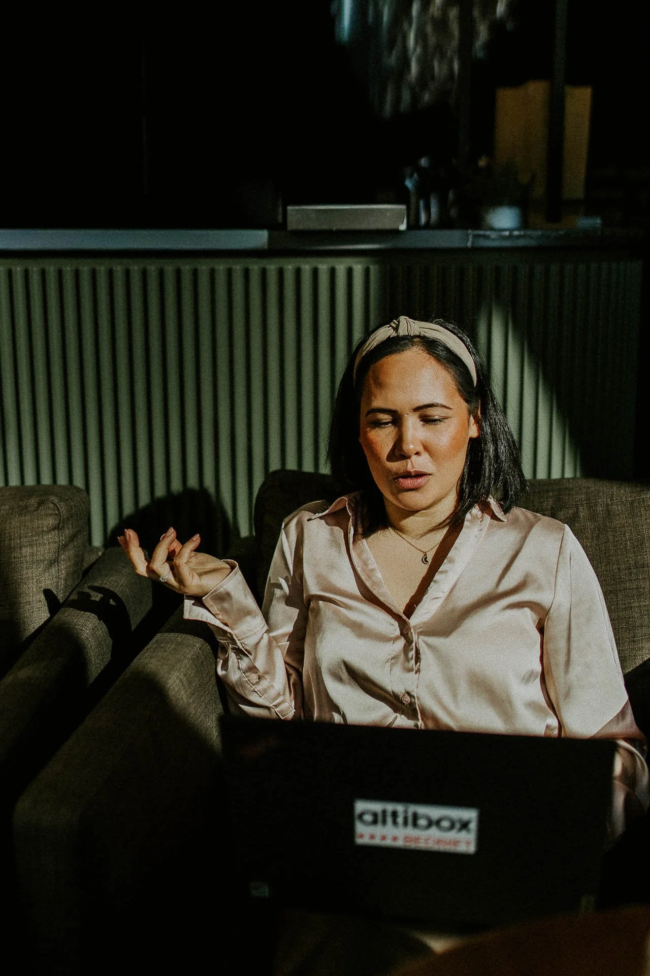 Reklamefotografering til kampanje for Altibox bedrift tatt i naturlig lys hardt sollys en ansatt som jobber på pc har digitalt møte