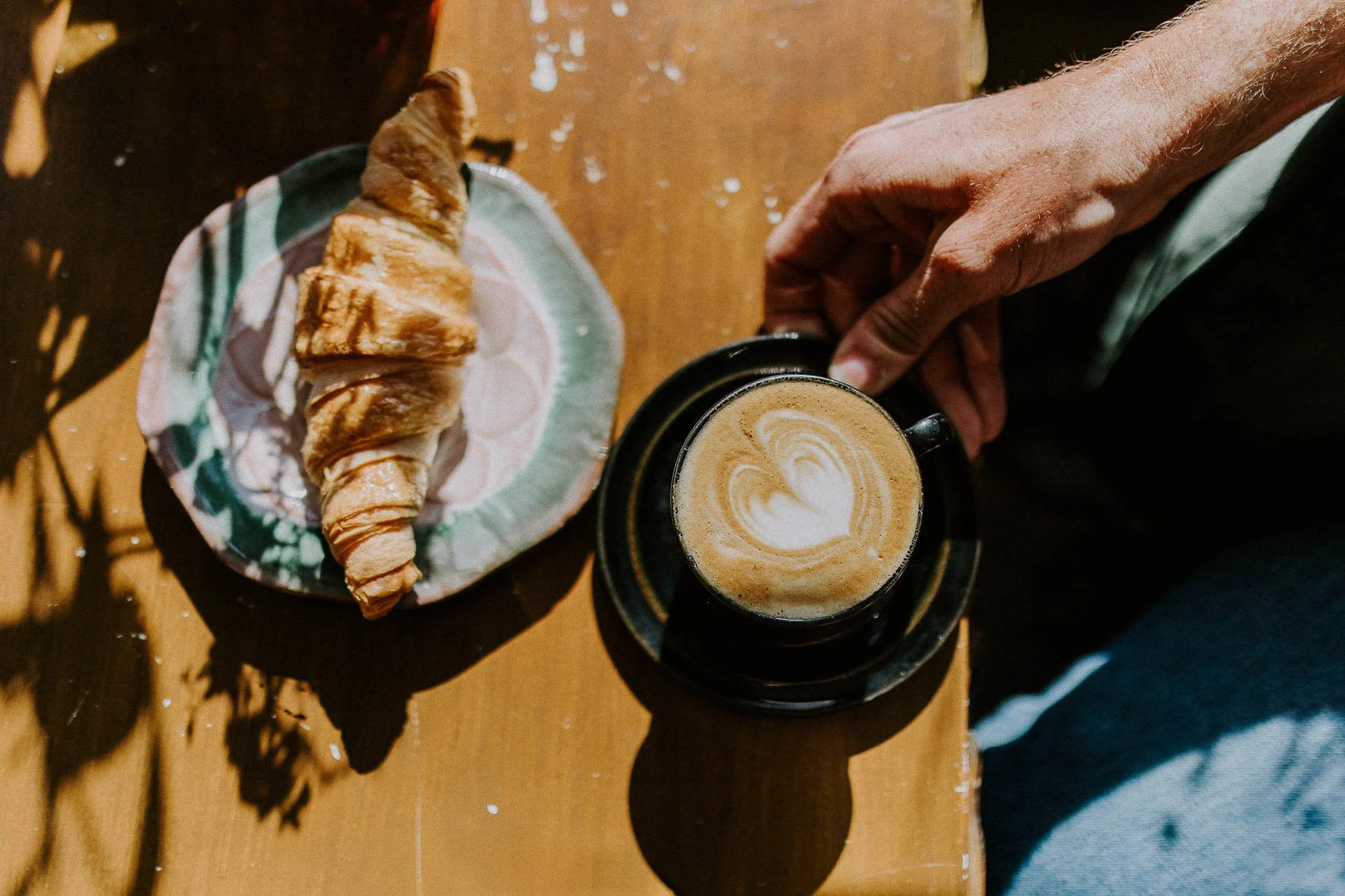 Bildene for Frænd som viser ansatte i arbeid, miljøet rundt dem og maten som serveres. naturlig lys