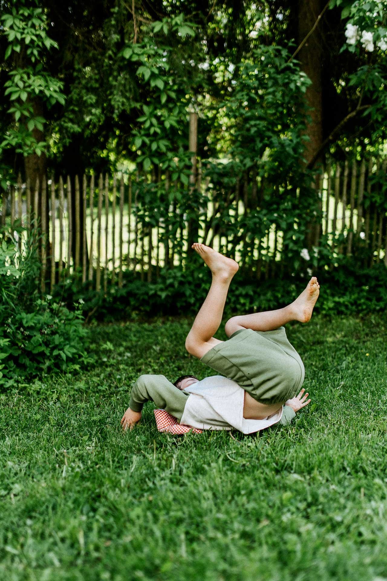 fargerikebilder av barn i lek til fæbrik sin bok fæbrik kids tatt utendørs på geitmyra matkultursenter. forfattere Jenny Skavlan, Ingrid Bergtun, Mari Norden og Ingrid Vik Lysne forlag Pullman publishing