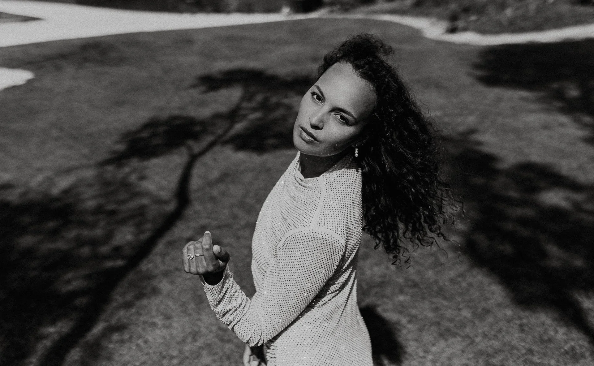 Bilder av modeller Anne Regine Ellingsæter, Vilde Vengnes, Camilla Waage og Ingrid Langdalen fra fotografering for Reli Fotograferingen foregikk på flor og fjære med natur og fargerike plagg