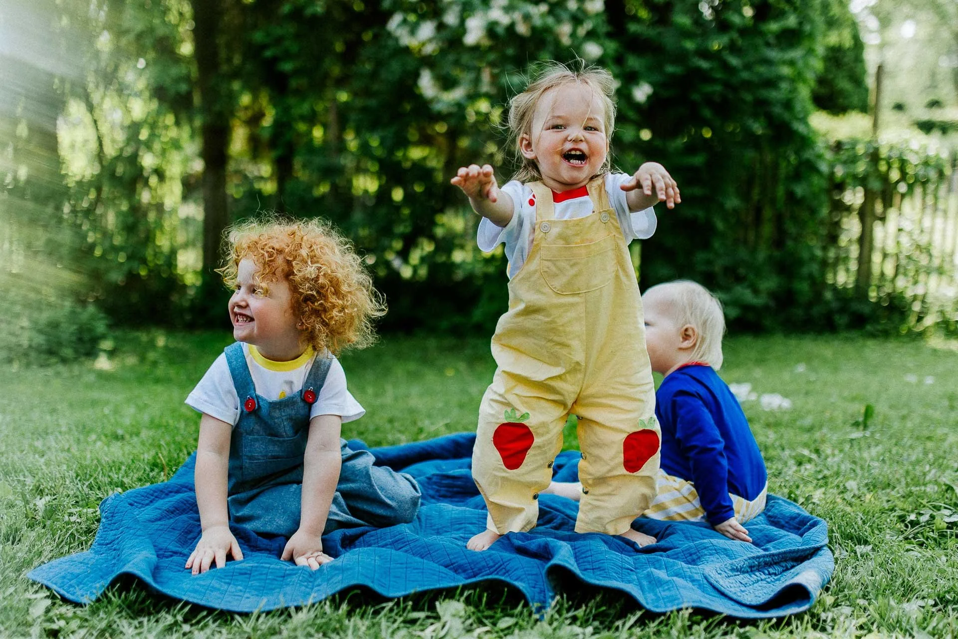fargerikebilder av barn i lek til fæbrik sin bok fæbrik kids tatt utendørs på geitmyra matkultursenter. forfattere Jenny Skavlan, Ingrid Bergtun, Mari Norden og Ingrid Vik Lysne forlag Pullman publishing