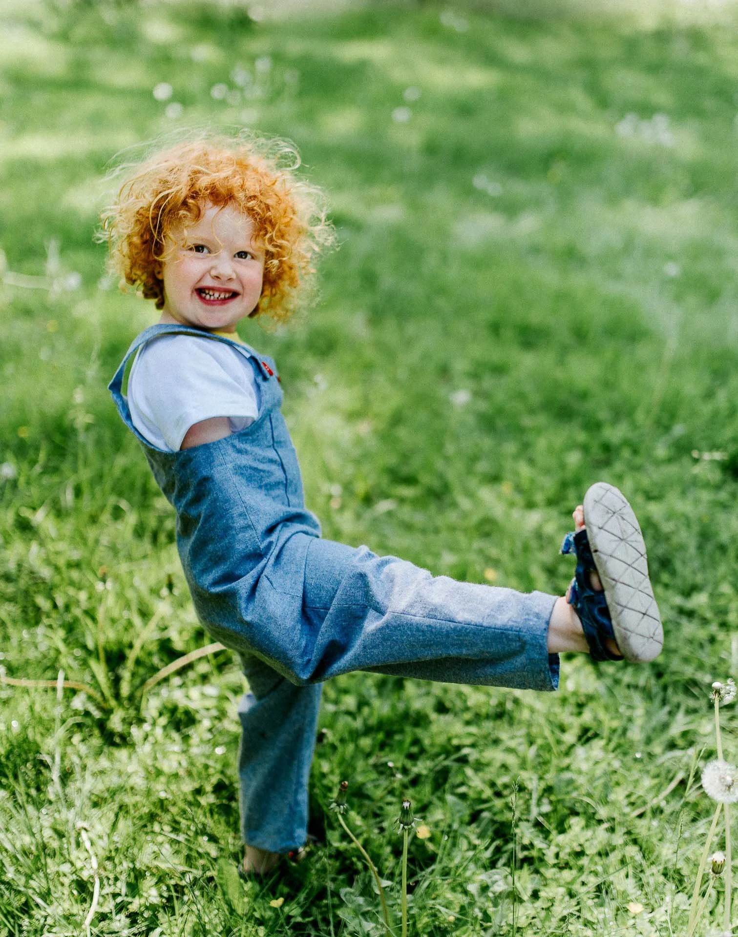fargerikebilder av barn i lek til fæbrik sin bok fæbrik kids tatt utendørs på geitmyra matkultursenter. forfattere Jenny Skavlan, Ingrid Bergtun, Mari Norden og Ingrid Vik Lysne forlag Pullman publishing