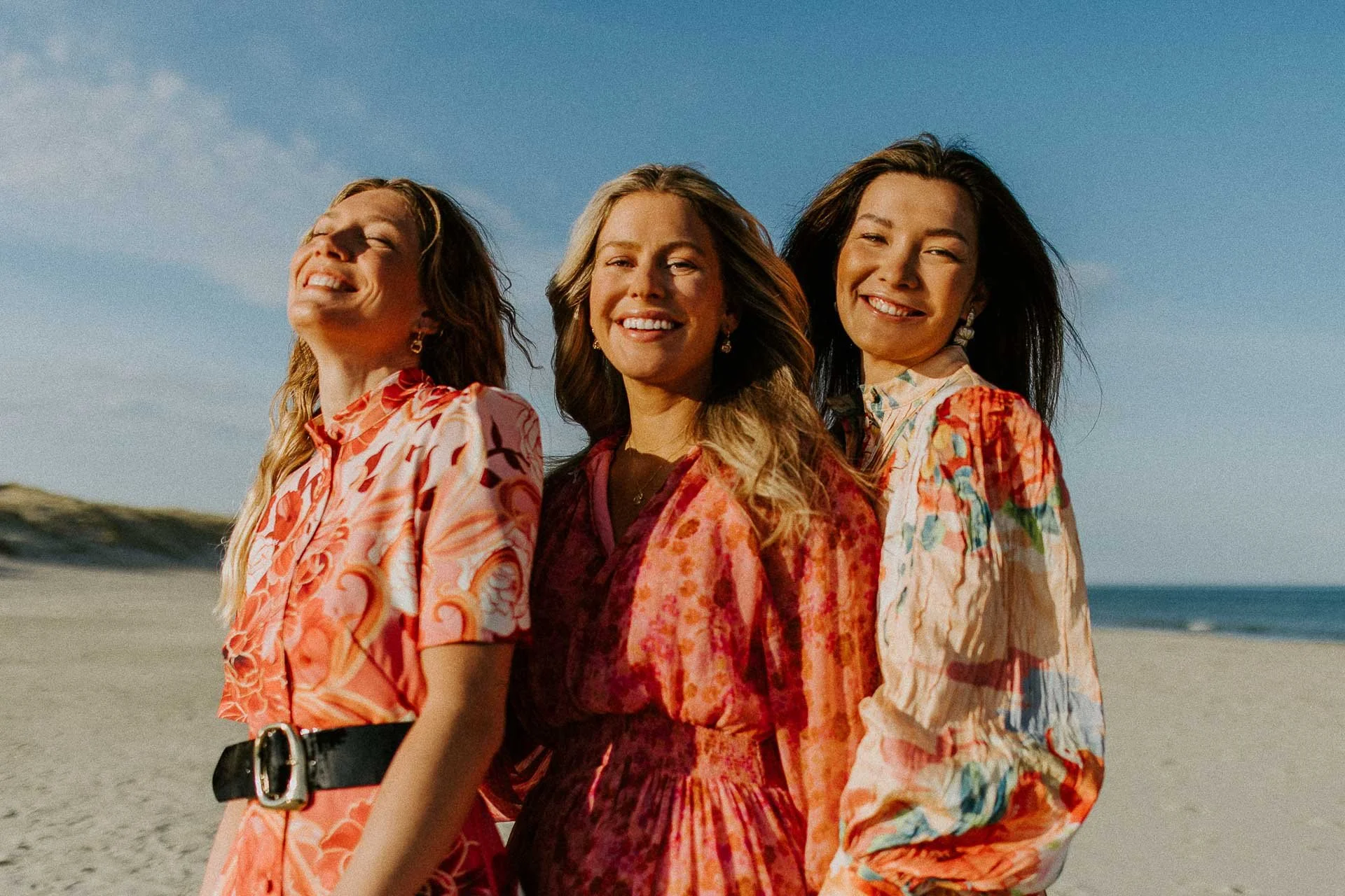 Bilder av modeller fra fotografering for Reli natur og fargerike plagg Hellestø