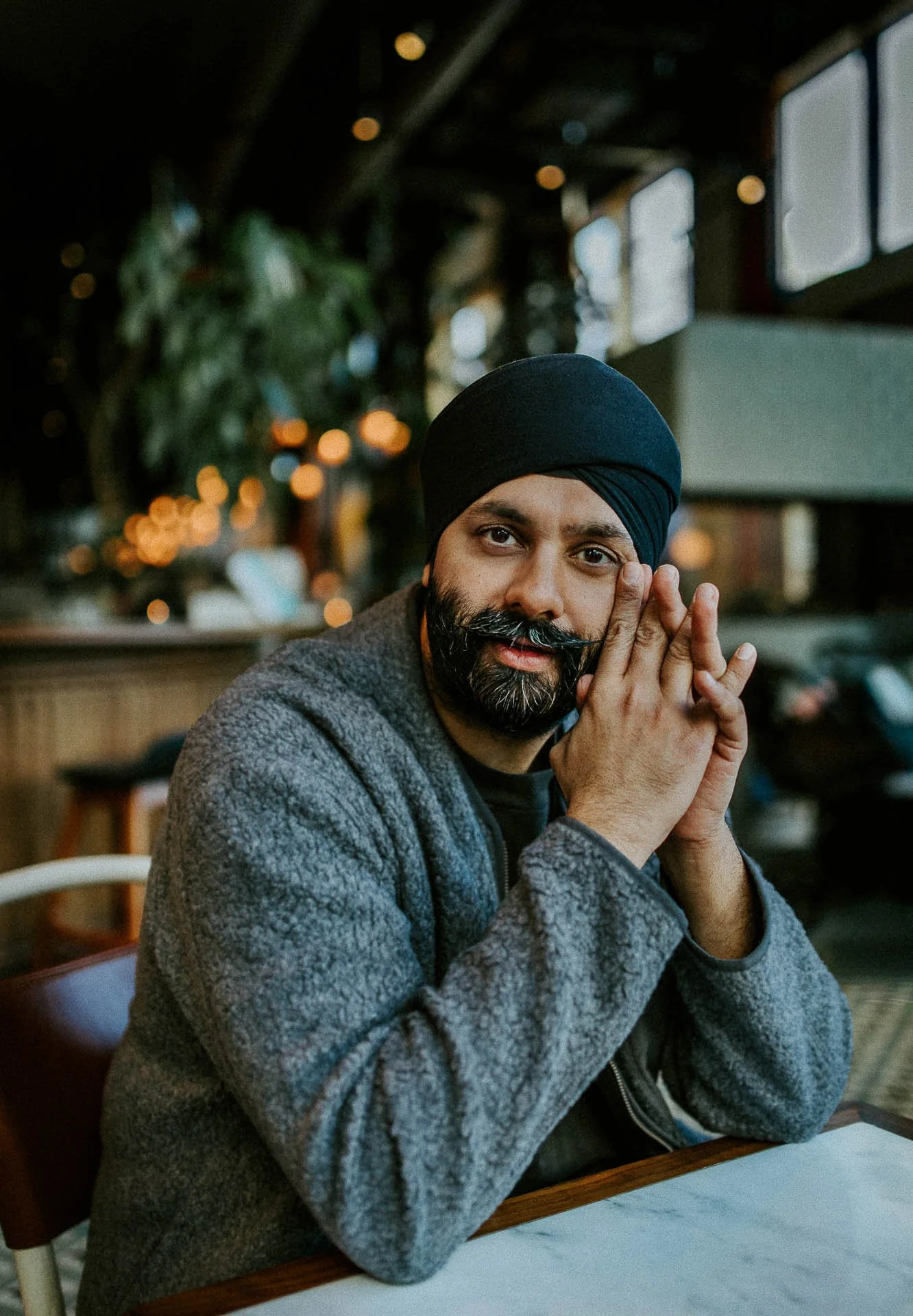 portrett av Sumeet Singh Patpatia Fotografering av mennesker til bokprosjekt for Iman Meskini, utgitt på Pullman Publishing. Portrettene er fotografert i naturlig lys i Oslo.