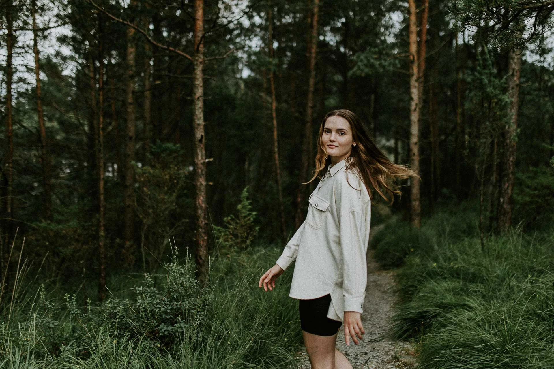 kvinne som ser i kameraet bevegelse i håret halvfigur Reklamefotografering av modeller til kampanje for Skogstad bilder tatt i preikestolenområdet bilder av turklær