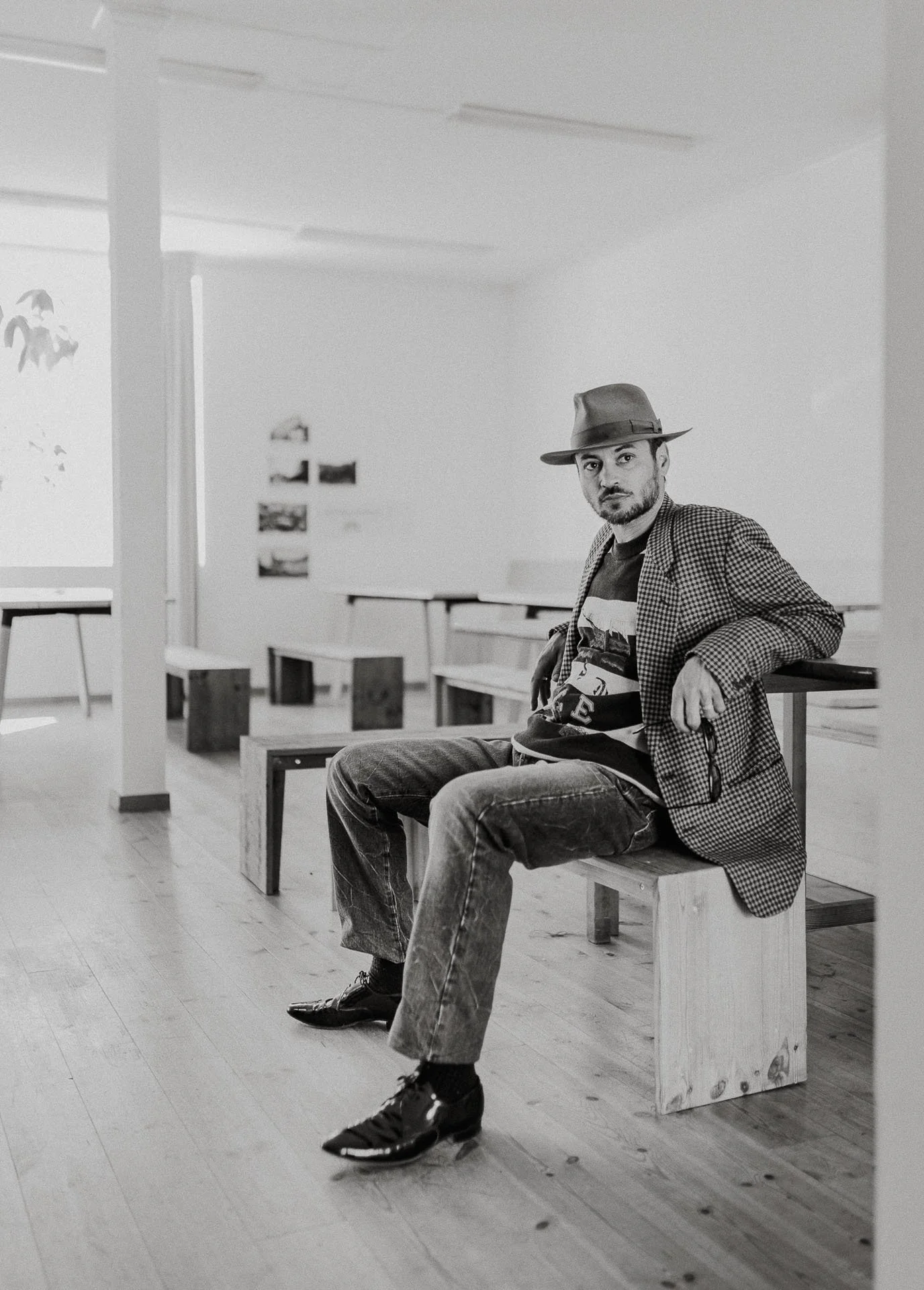 fashionshoot med modeller, en kvinne og en mann,  for paninaro vintage med stylist malin hovde tre ulike antrekk på hver av dem italiensk uttrykk 