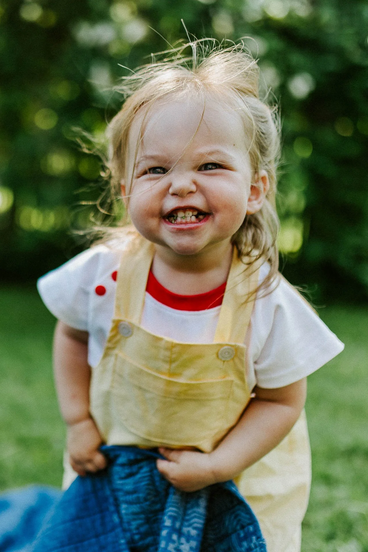 fargerikebilder av barn i lek til fæbrik sin bok fæbrik kids tatt utendørs på geitmyra matkultursenter. forfattere Jenny Skavlan, Ingrid Bergtun, Mari Norden og Ingrid Vik Lysne forlag Pullman publishing