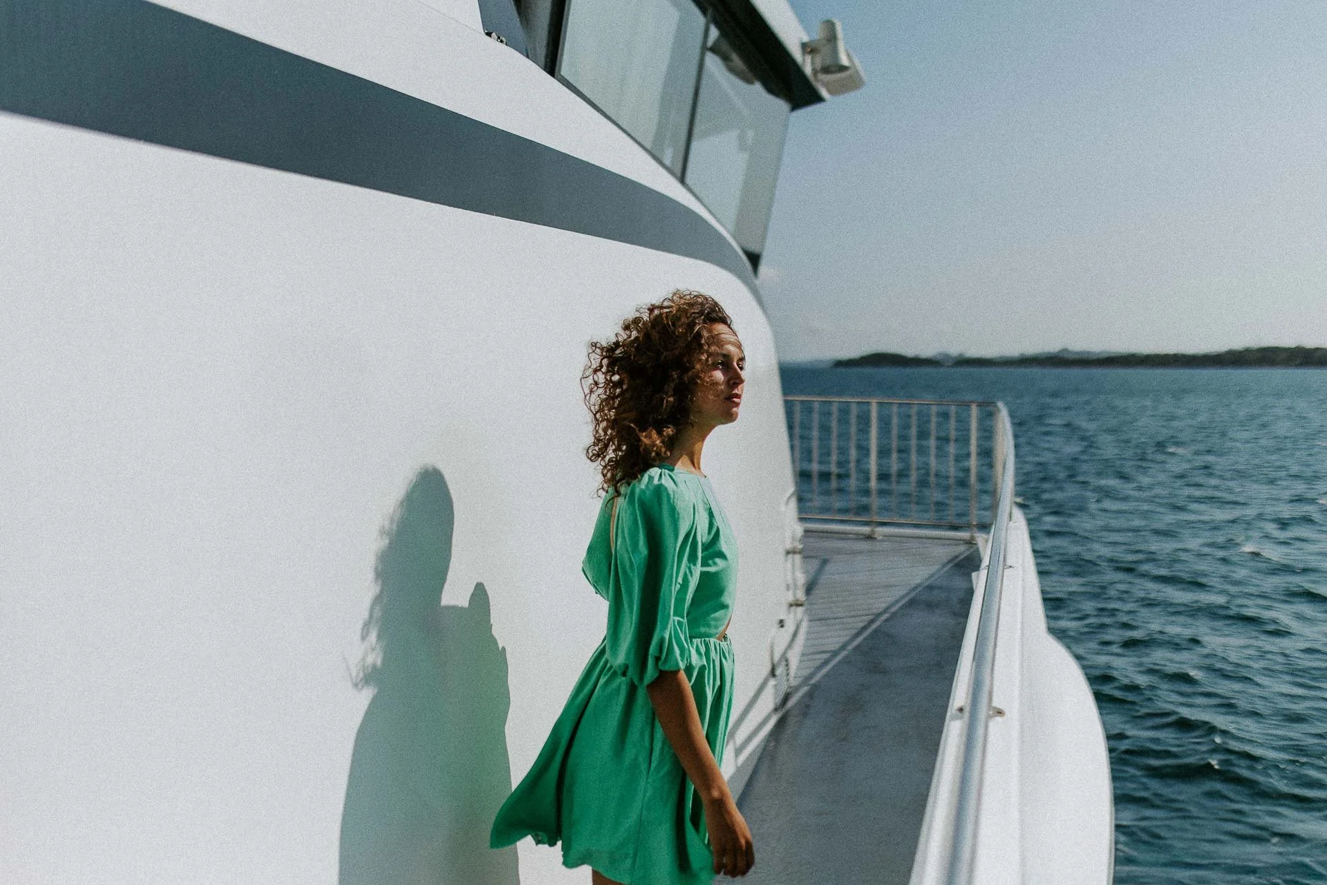 Bilder av modeller Anne Regine Ellingsæter, Vilde Vengnes, Camilla Waage og Ingrid Langdalen fra fotografering for Reli Fotograferingen foregikk på flor og fjære med natur og fargerike plagg
