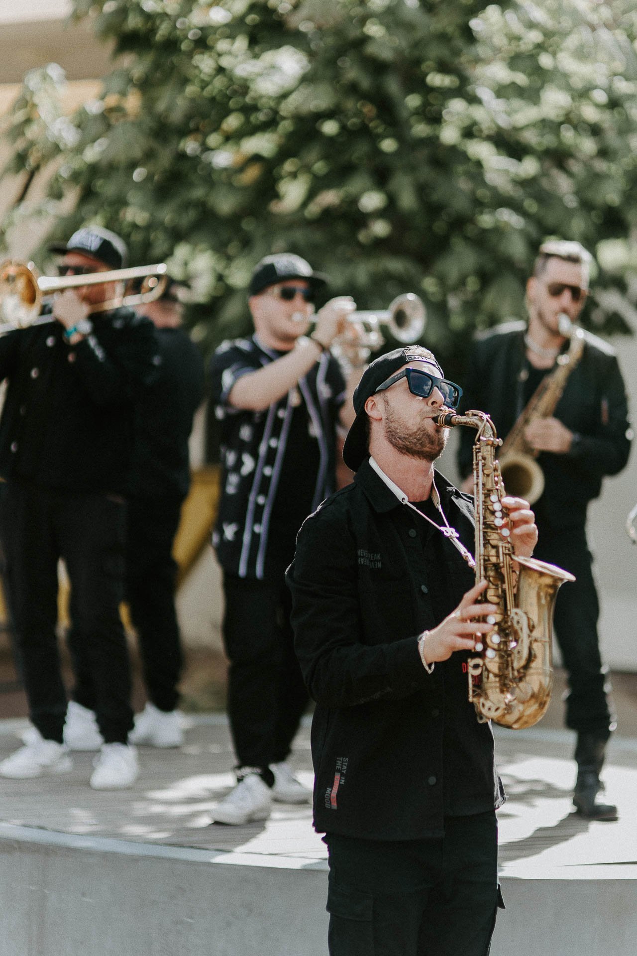 Band spiller en på saksofon i forgrunnen resten av landet i bakgrunn han på saksofon har Caps og solbriller natur i Bakgrunn tatt utendørs dokumentarfotografering for ONS, Offshore Northern Seas i Stavanger, stavanger forum