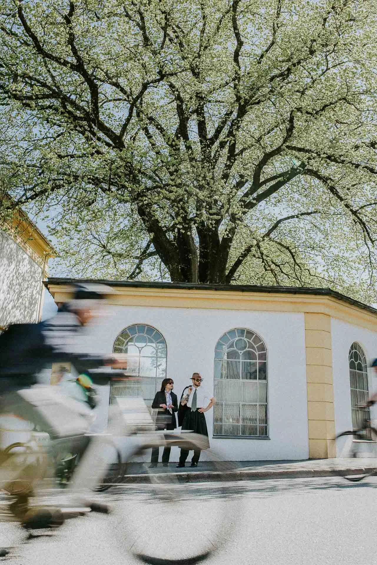 fashionshoot med modeller, en kvinne og en mann,  for paninaro vintage med stylist malin hovde tre ulike antrekk på hver av dem italiensk uttrykk 