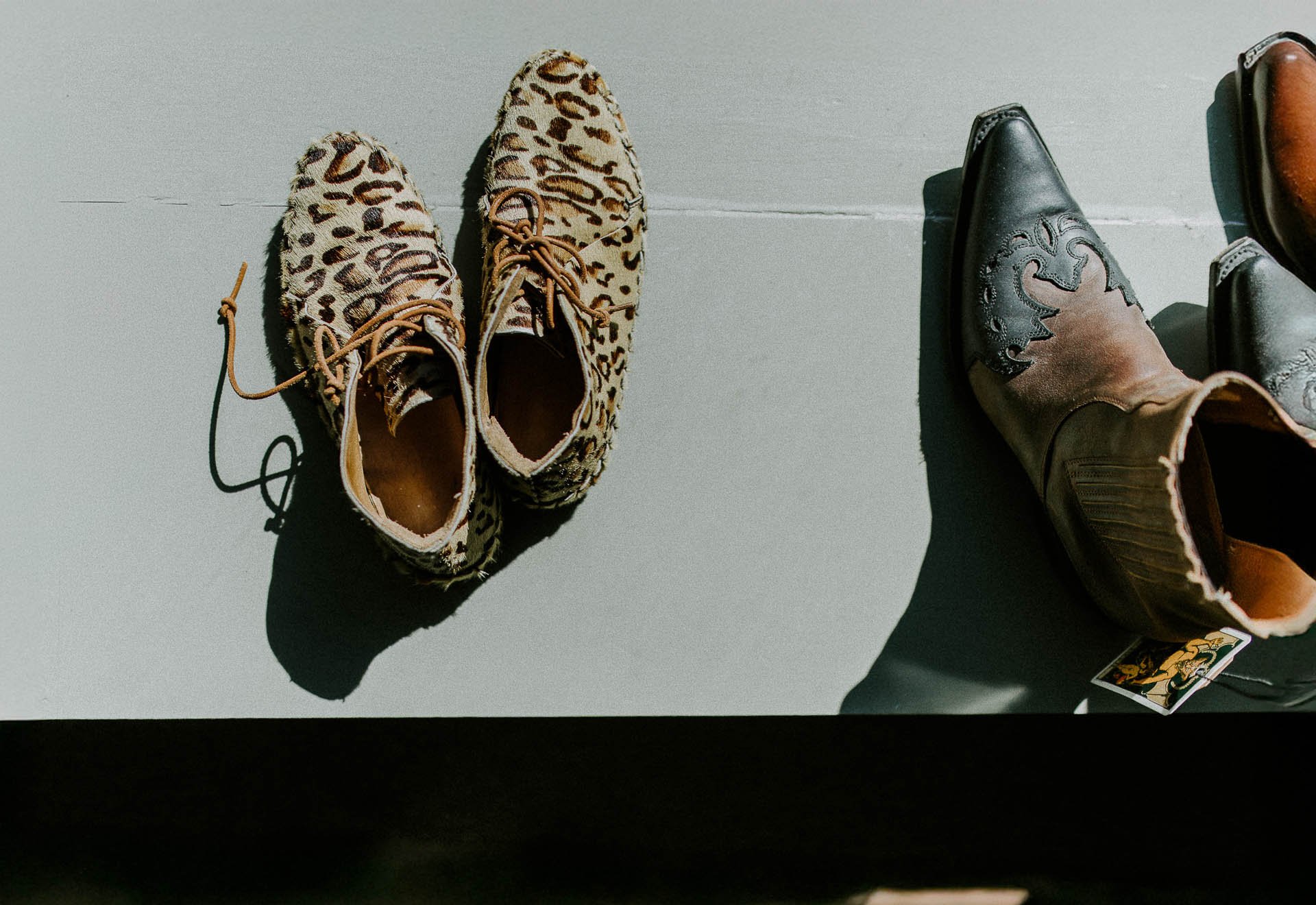 fashionshoot med modeller, en kvinne og en mann,  for paninaro vintage med stylist malin hovde tre ulike antrekk på hver av dem italiensk uttrykk 