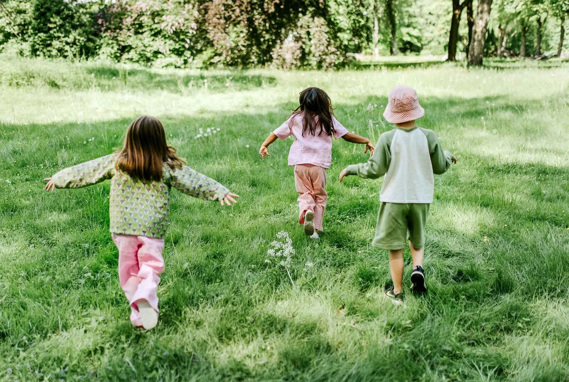 fargerikebilder av barn i lek til fæbrik sin bok fæbrik kids tatt utendørs på geitmyra matkultursenter. forfattere Jenny Skavlan, Ingrid Bergtun, Mari Norden og Ingrid Vik Lysne forlag Pullman publishing