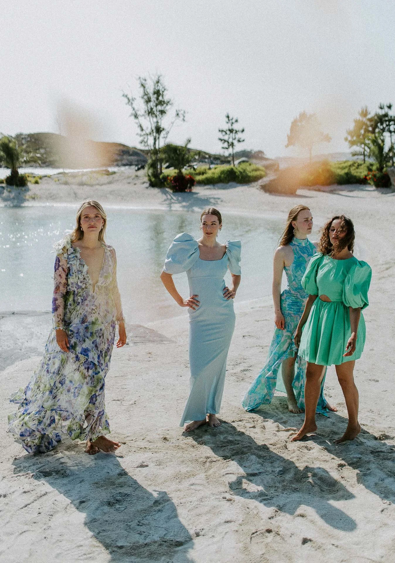 Bilder av modeller Anne Regine Ellingsæter, Vilde Vengnes, Camilla Waage og Ingrid Langdalen fra fotografering for Reli Fotograferingen foregikk på flor og fjære med natur og fargerike plagg