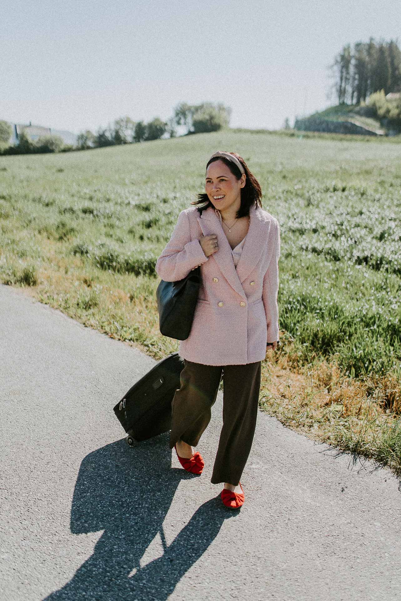 Reklamefotografering til kampanje for Altibox bedrift tatt i naturlig lys utstein kloster hotell kvinne som ankommer med trillende koffert