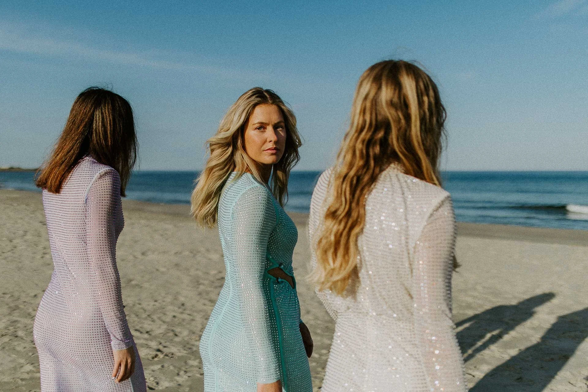 Bilder av modeller fra fotografering for Reli natur og fargerike plagg Hellestø