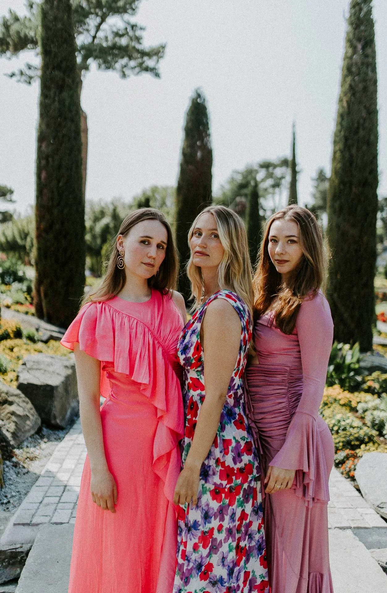 Bilder av modeller Anne Regine Ellingsæter, Vilde Vengnes, Camilla Waage og Ingrid Langdalen fra fotografering for Reli Fotograferingen foregikk på flor og fjære med natur og fargerike plagg