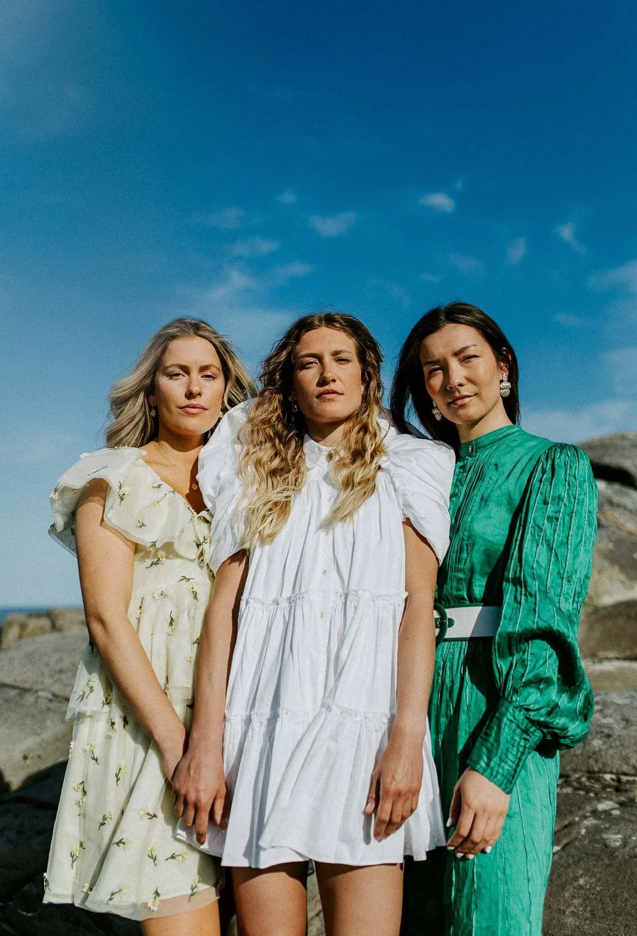 Bilder av modeller fra fotografering for Reli natur og fargerike plagg Hellestø