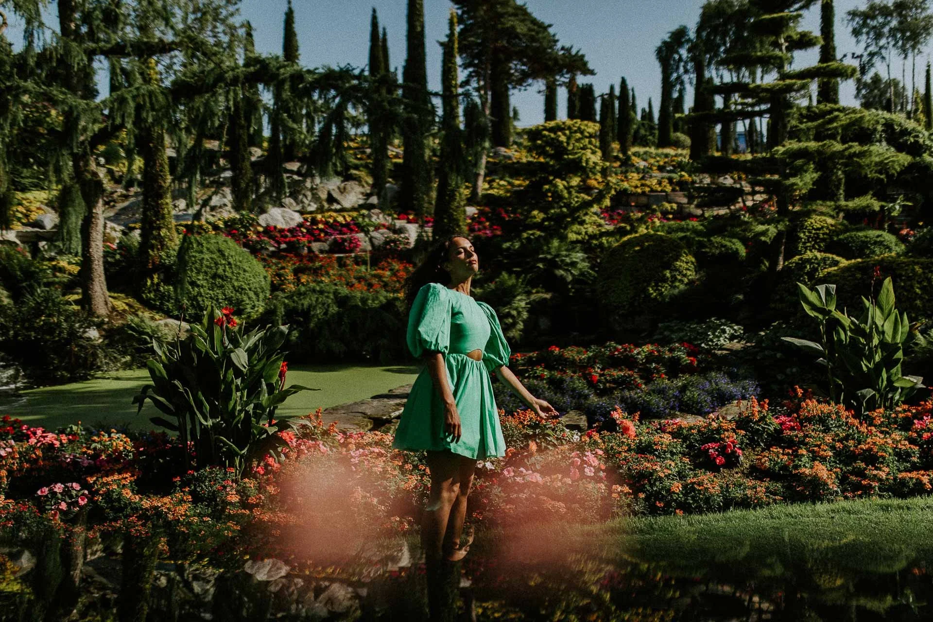 Bilder av modeller Anne Regine Ellingsæter, Vilde Vengnes, Camilla Waage og Ingrid Langdalen fra fotografering for Reli Fotograferingen foregikk på flor og fjære med natur og fargerike plagg