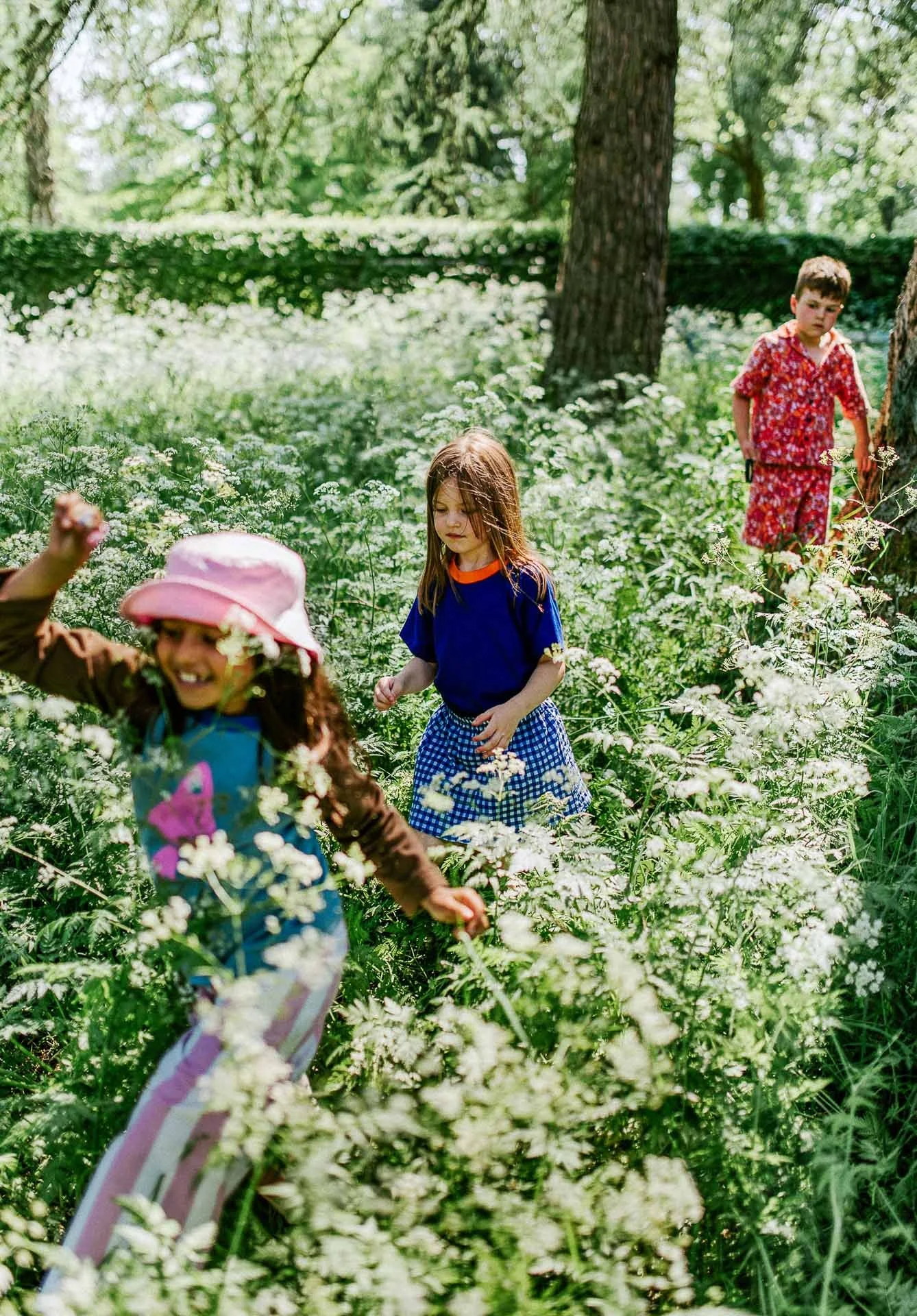 fargerikebilder av barn i lek til fæbrik sin bok fæbrik kids tatt utendørs på geitmyra matkultursenter. forfattere Jenny Skavlan, Ingrid Bergtun, Mari Norden og Ingrid Vik Lysne forlag Pullman publishing
