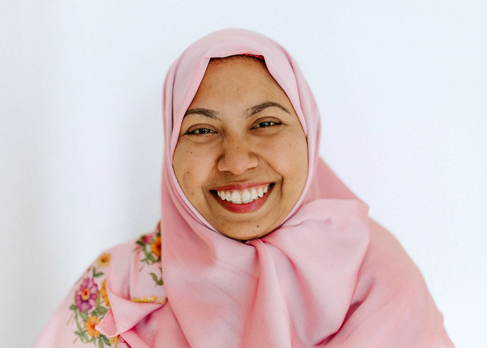 Bildene viser ansatte i arbeid, miljøet rundt dem og maten som serveres. naturlig lys