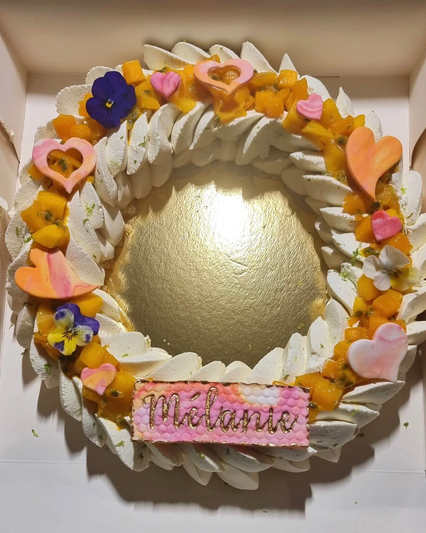 Encore un peu d'amour pour finir ce mois de f&eacute;vrier en douceur...❤️❤️❤️
#weddingcake 
#gateaudemariage 
#pavlovacake 
#amourducake 
#pastrychefs