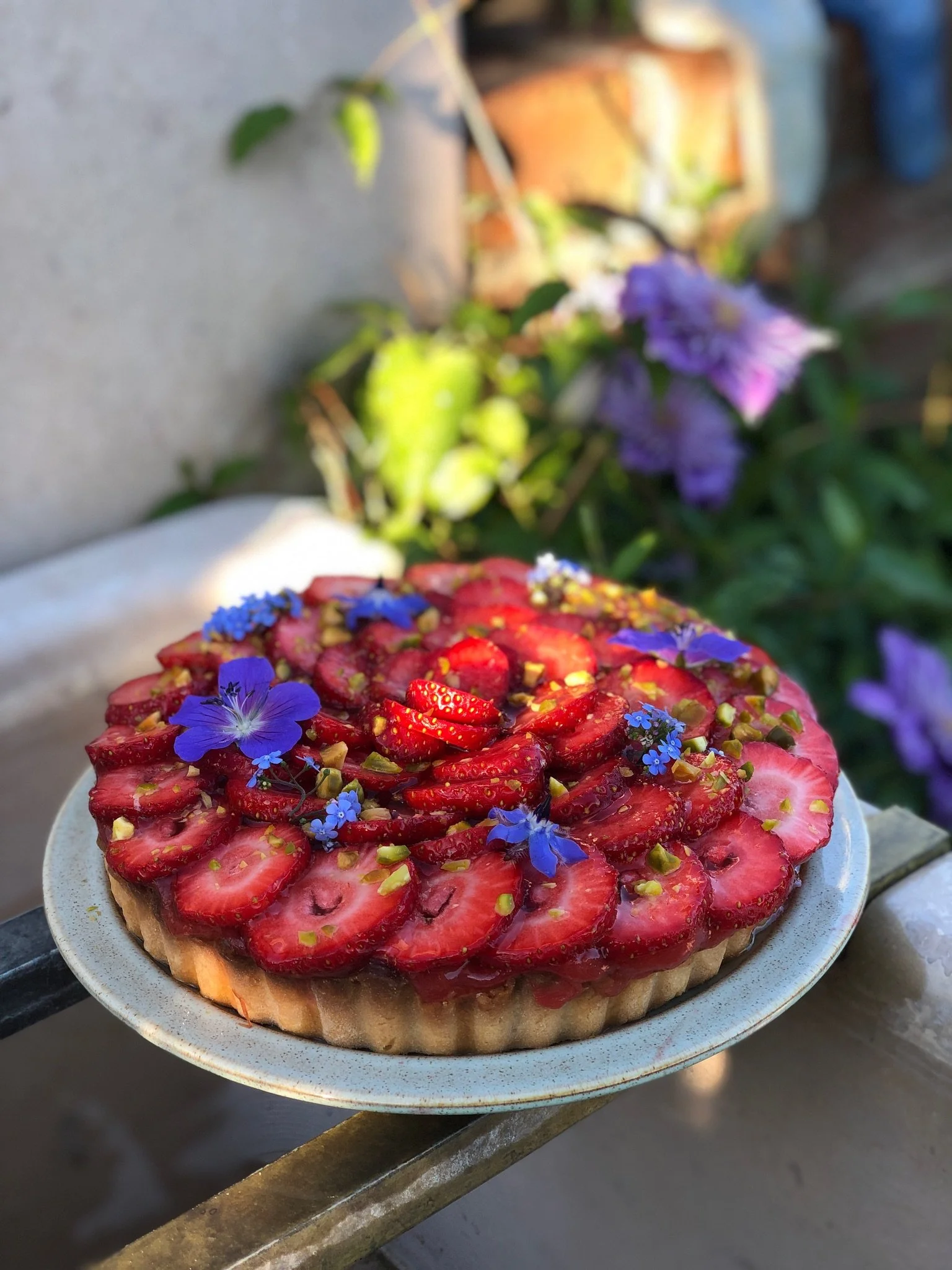 N'y a-t-il pas meilleure association que la rhubarbe et la fraise ? Quand les fruits sont gorg&eacute;s de soleil et m&ucirc;rs &agrave; point, c'est juste divin ! 
Vous aussi vous aimez cette association ? 
#tartefraise #tarterhubarbe #tartemaison #