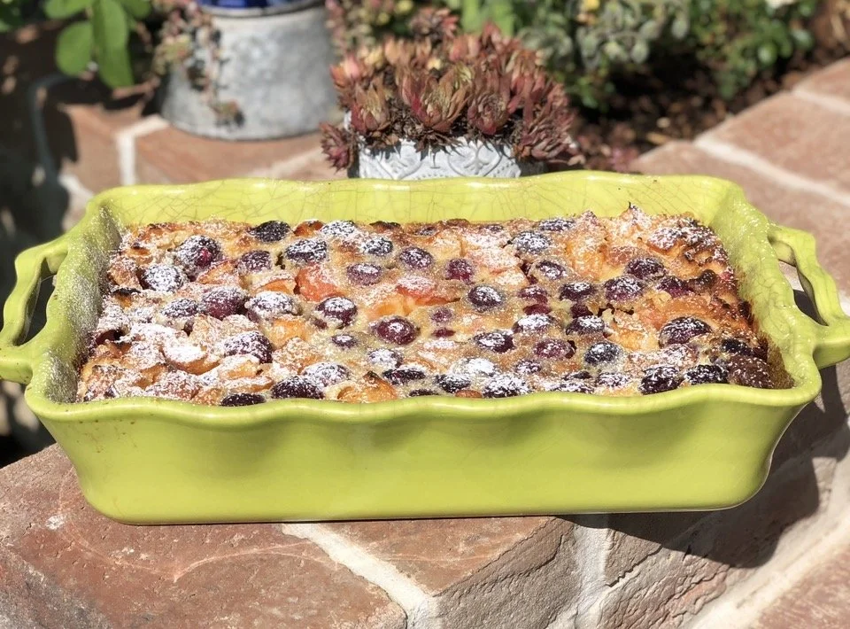 clafoutis aux cerises dans un plat rectangulaire vert