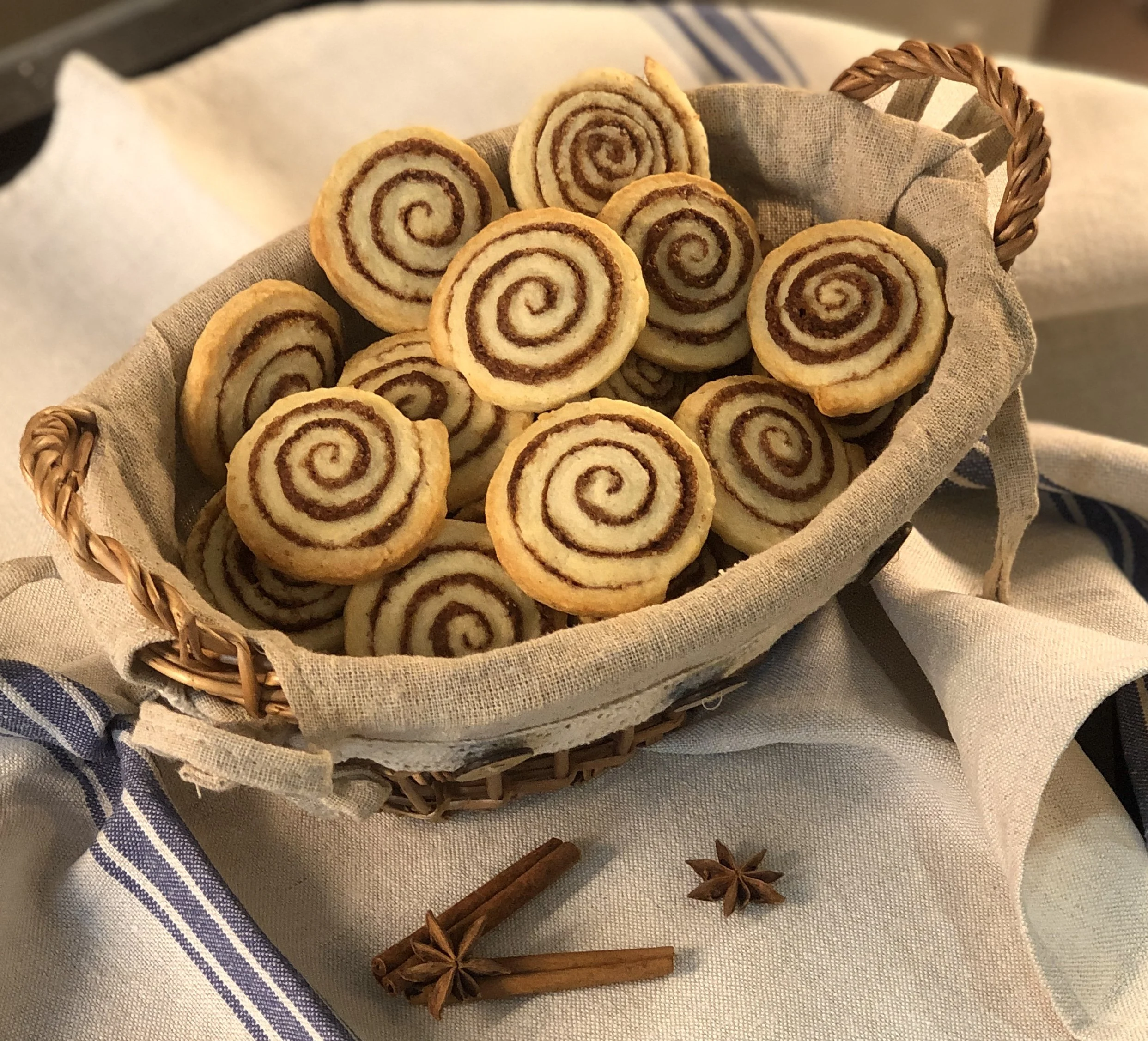 panier  en osier rempli de bredele (petit biscuit alsacien typique de Noë)escargot à la cannelle