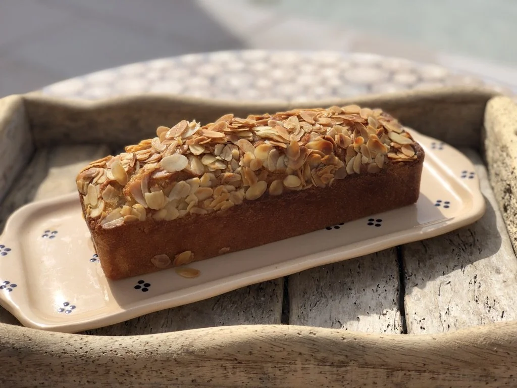 cake décoré d'amandes effilées et posé dans un plat lui même posé sur un plateau