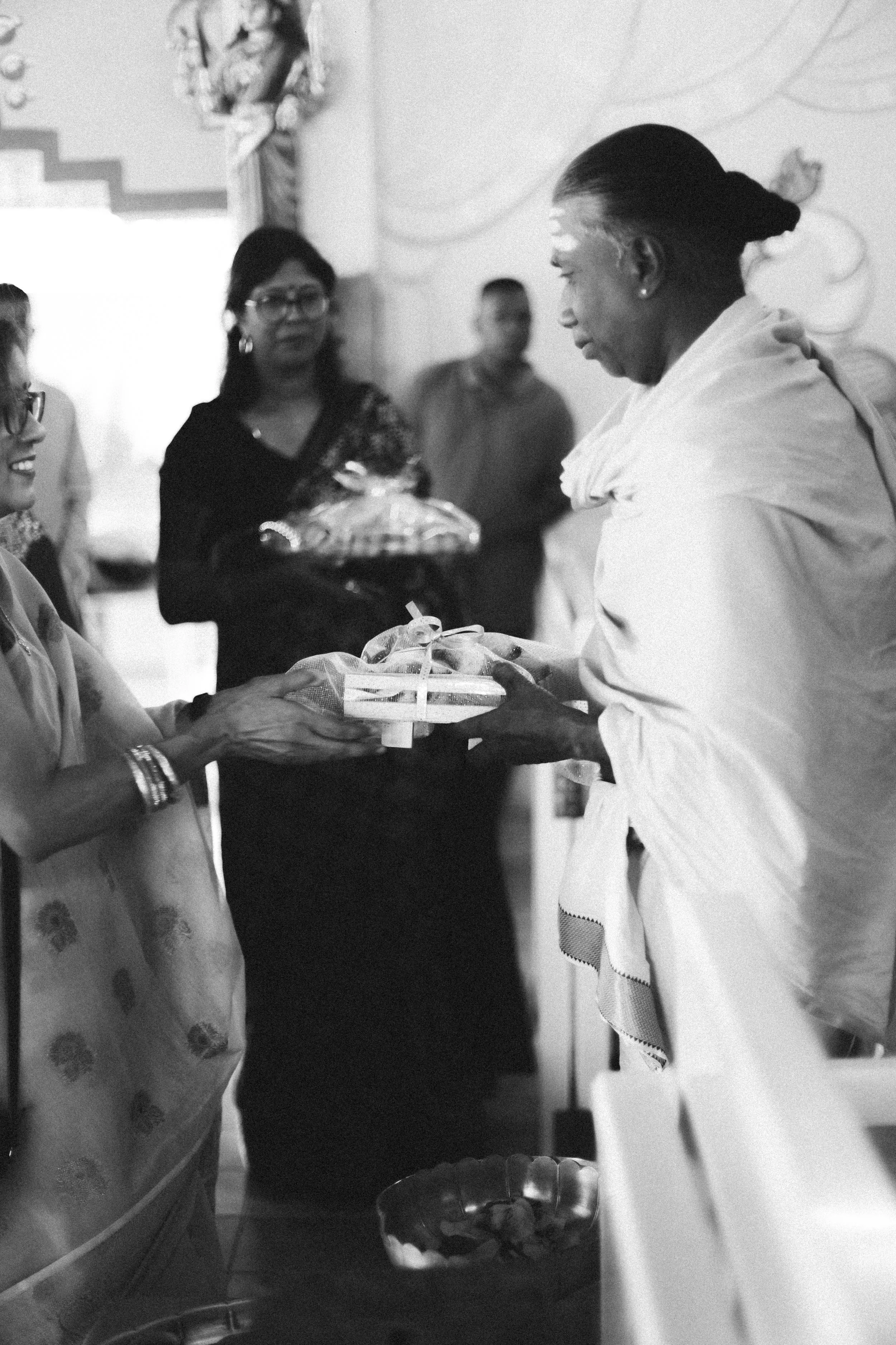 Plongez dans un mariage tamoul à l’île Maurice au temple Sri Mariamman Thirukovil Berthaud à Quatre-Bornes : une cérémonie authentique, colorée et riche en émotions, idéale pour un destination wedding unique.