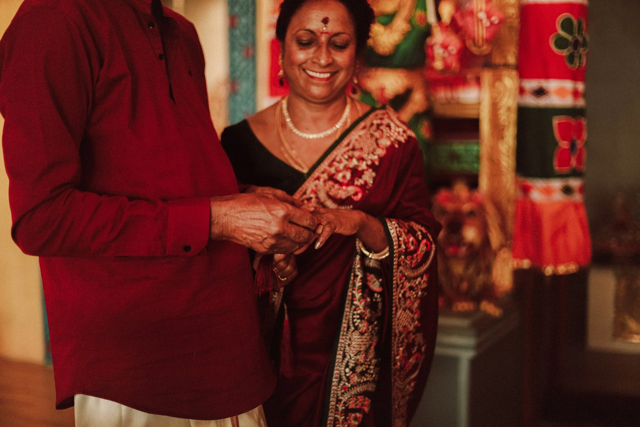 Plongez dans un mariage tamoul à l’île Maurice au temple Sri Mariamman Thirukovil Berthaud à Quatre-Bornes : une cérémonie authentique, colorée et riche en émotions, idéale pour un destination wedding unique.