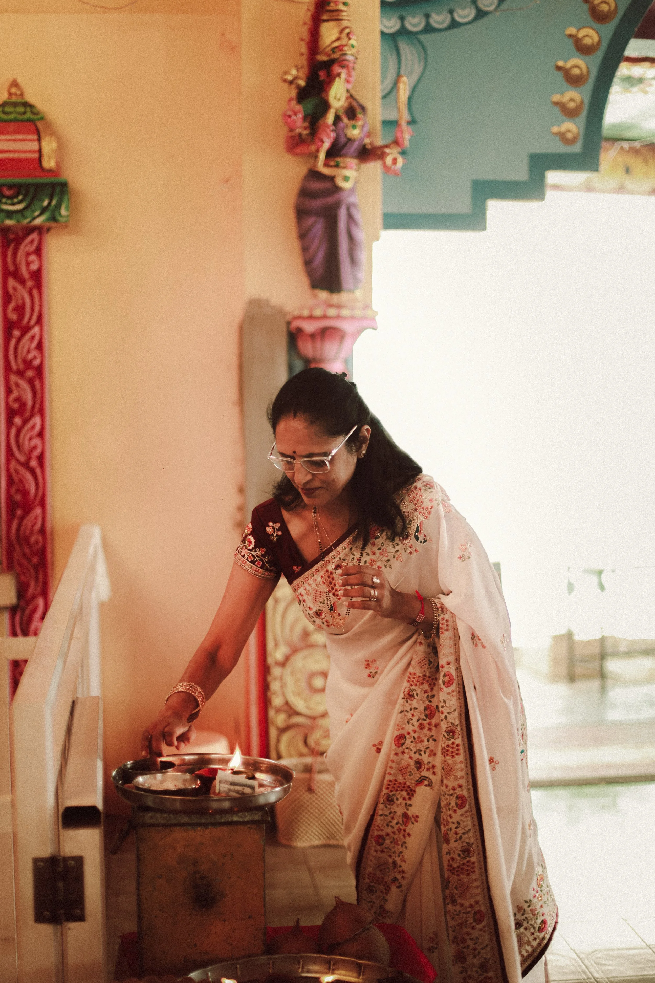 Plongez dans un mariage tamoul à l’île Maurice au temple Sri Mariamman Thirukovil Berthaud à Quatre-Bornes : une cérémonie authentique, colorée et riche en émotions, idéale pour un destination wedding unique.