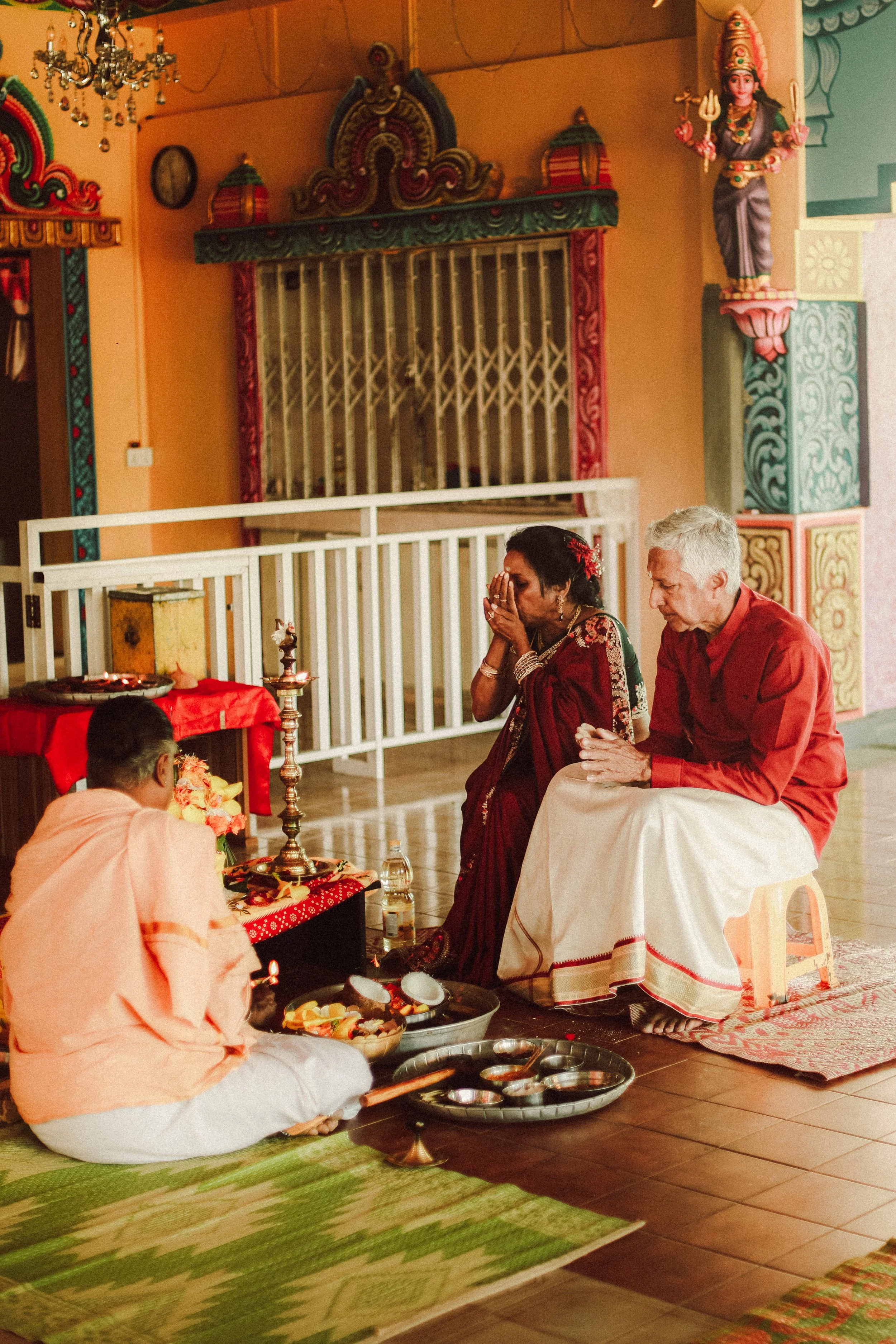 Plongez dans un mariage tamoul à l’île Maurice au temple Sri Mariamman Thirukovil Berthaud à Quatre-Bornes : une cérémonie authentique, colorée et riche en émotions, idéale pour un destination wedding unique.