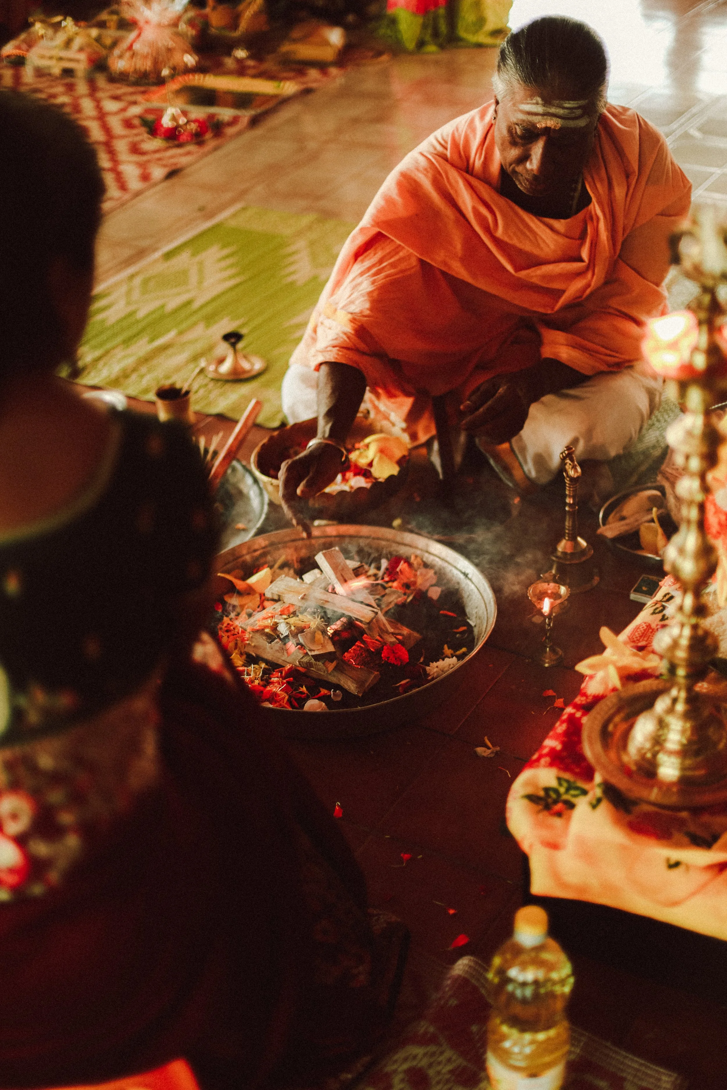 Plongez dans un mariage tamoul à l’île Maurice au temple Sri Mariamman Thirukovil Berthaud à Quatre-Bornes : une cérémonie authentique, colorée et riche en émotions, idéale pour un destination wedding unique.
