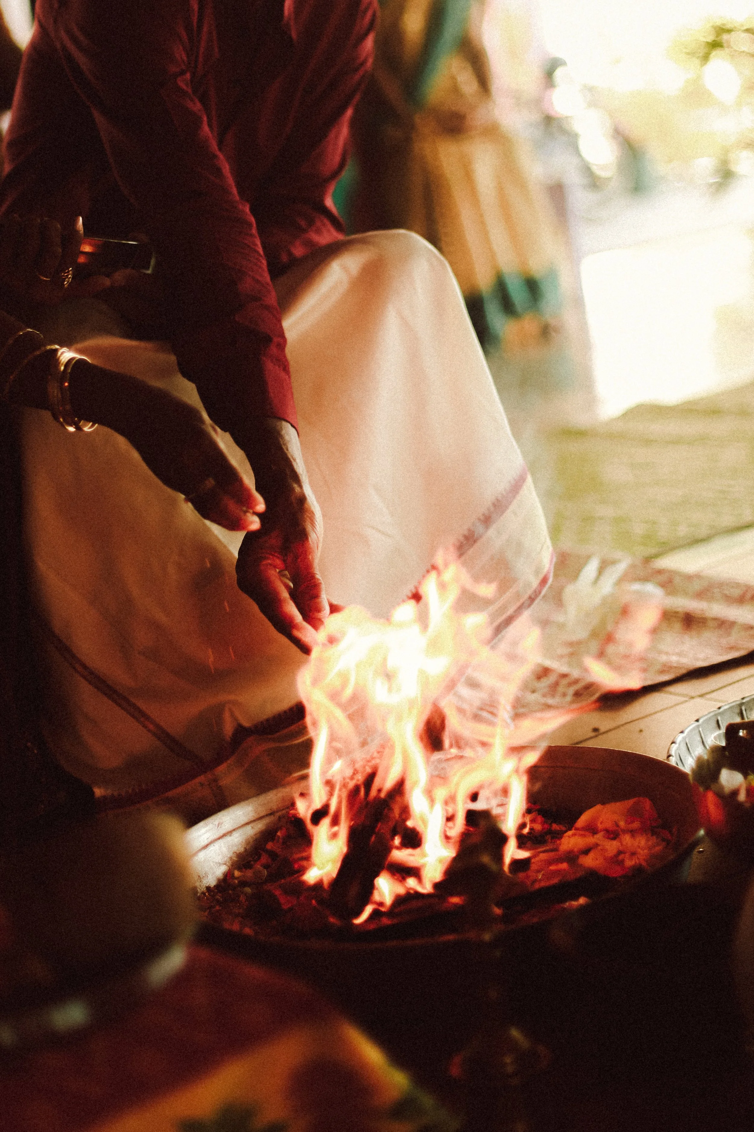 Plongez dans un mariage tamoul à l’île Maurice au temple Sri Mariamman Thirukovil Berthaud à Quatre-Bornes : une cérémonie authentique, colorée et riche en émotions, idéale pour un destination wedding unique.