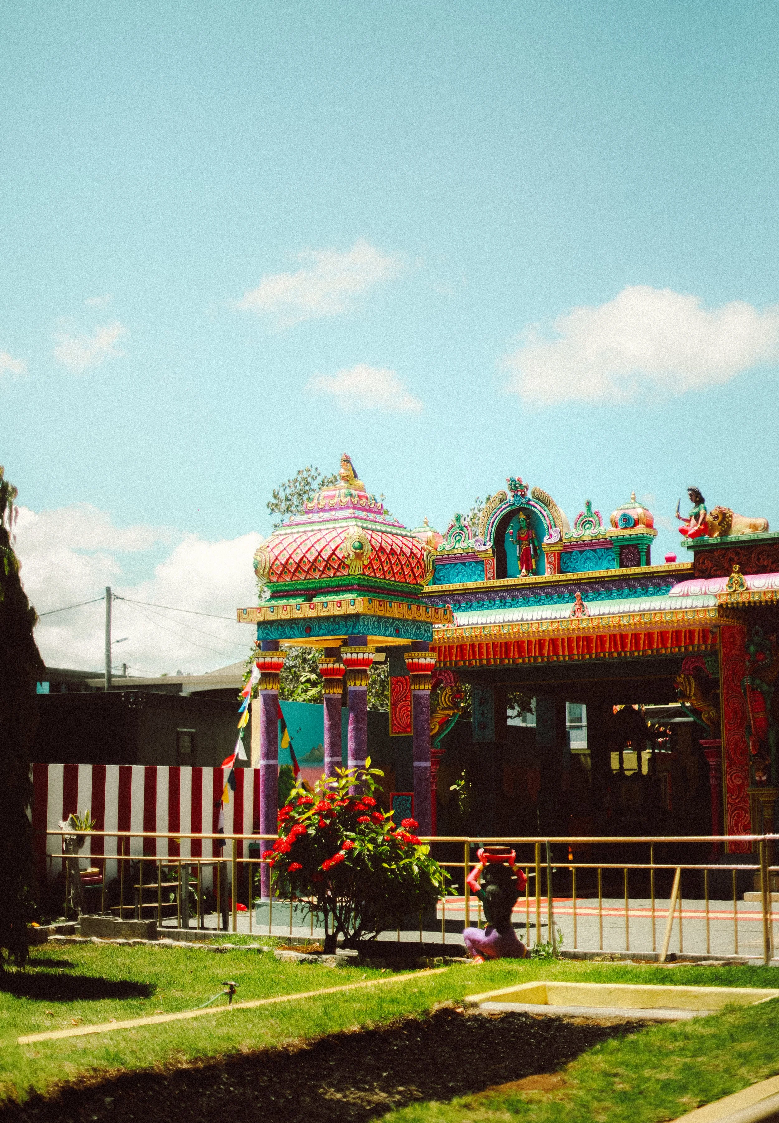 Plongez dans un mariage tamoul à l’île Maurice au temple Sri Mariamman Thirukovil Berthaud à Quatre-Bornes : une cérémonie authentique, colorée et riche en émotions, idéale pour un destination wedding unique.