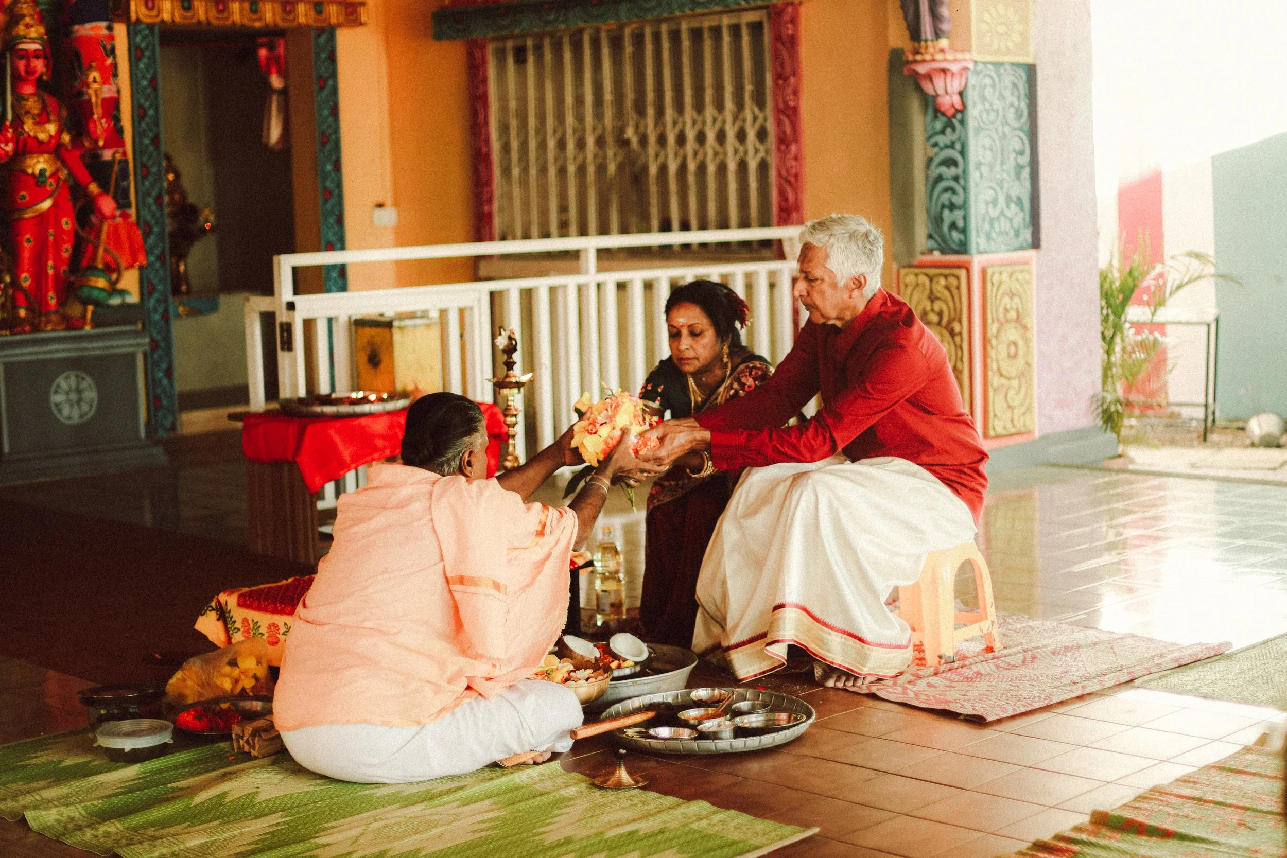 Plongez dans un mariage tamoul à l’île Maurice au temple Sri Mariamman Thirukovil Berthaud à Quatre-Bornes : une cérémonie authentique, colorée et riche en émotions, idéale pour un destination wedding unique.