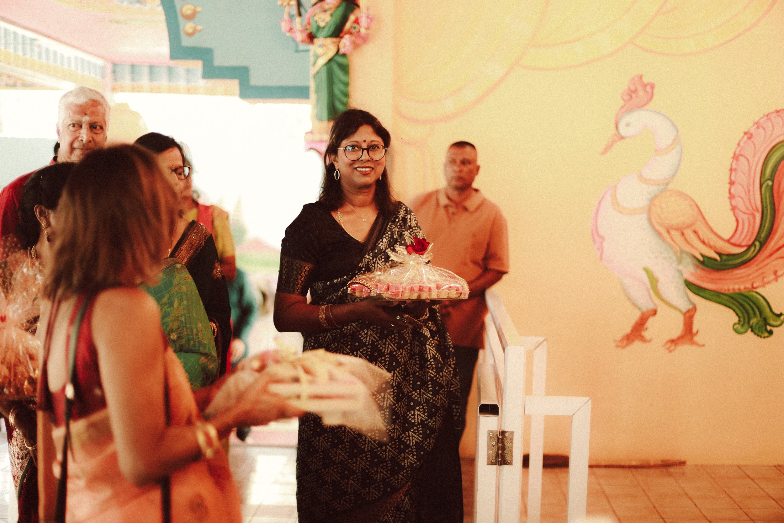 Plongez dans un mariage tamoul à l’île Maurice au temple Sri Mariamman Thirukovil Berthaud à Quatre-Bornes : une cérémonie authentique, colorée et riche en émotions, idéale pour un destination wedding unique.