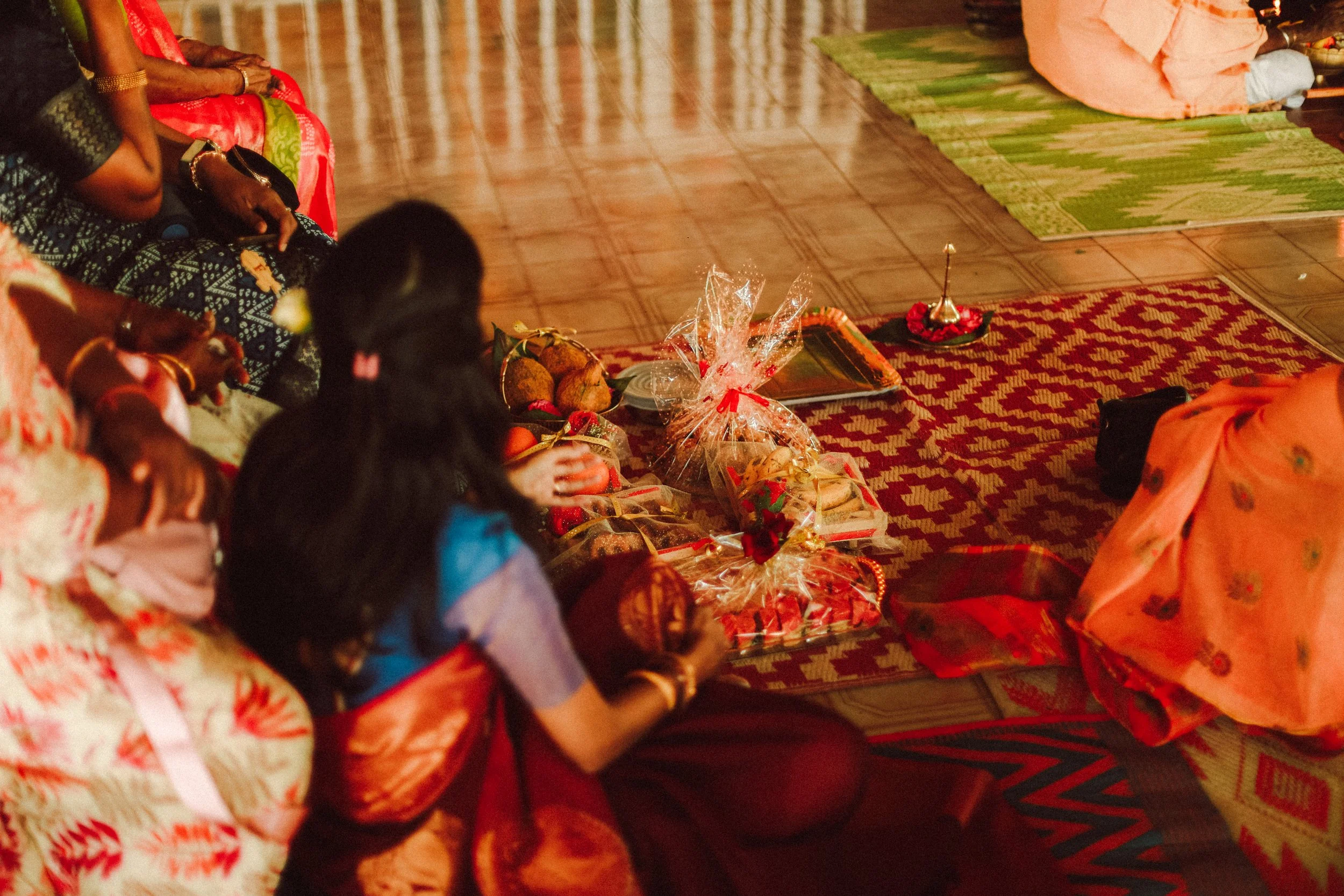 Plongez dans un mariage tamoul à l’île Maurice au temple Sri Mariamman Thirukovil Berthaud à Quatre-Bornes : une cérémonie authentique, colorée et riche en émotions, idéale pour un destination wedding unique.