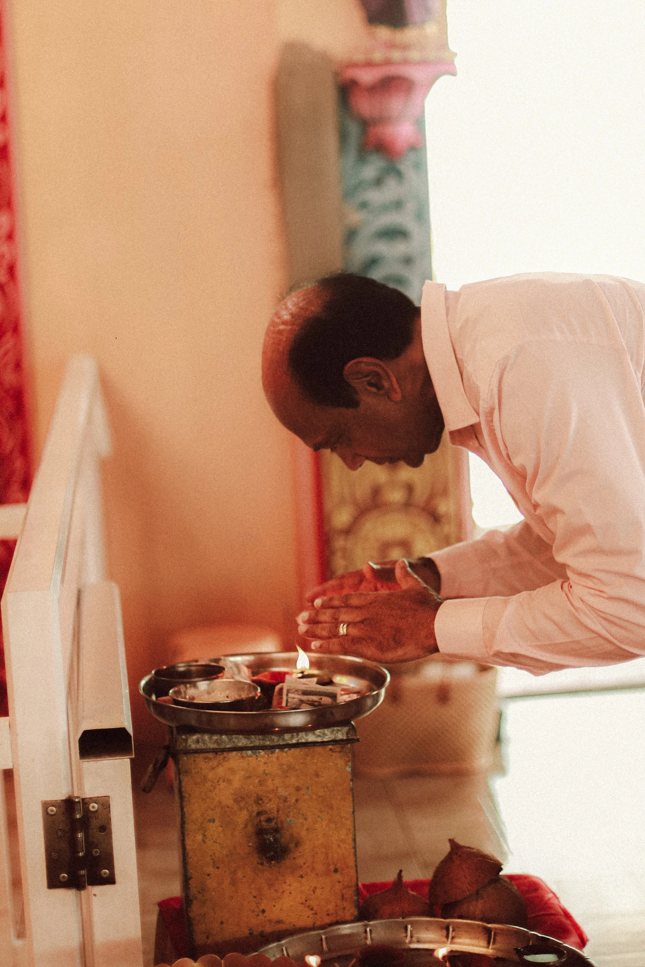 Plongez dans un mariage tamoul à l’île Maurice au temple Sri Mariamman Thirukovil Berthaud à Quatre-Bornes : une cérémonie authentique, colorée et riche en émotions, idéale pour un destination wedding unique.