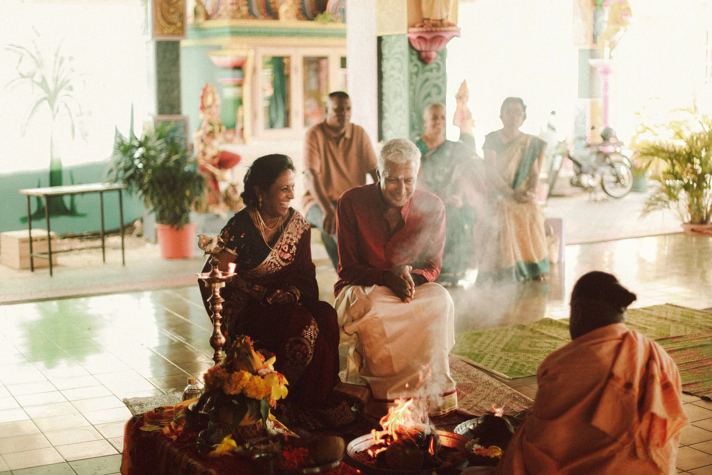 Plongez dans un mariage tamoul à l’île Maurice au temple Sri Mariamman Thirukovil Berthaud à Quatre-Bornes : une cérémonie authentique, colorée et riche en émotions, idéale pour un destination wedding unique.