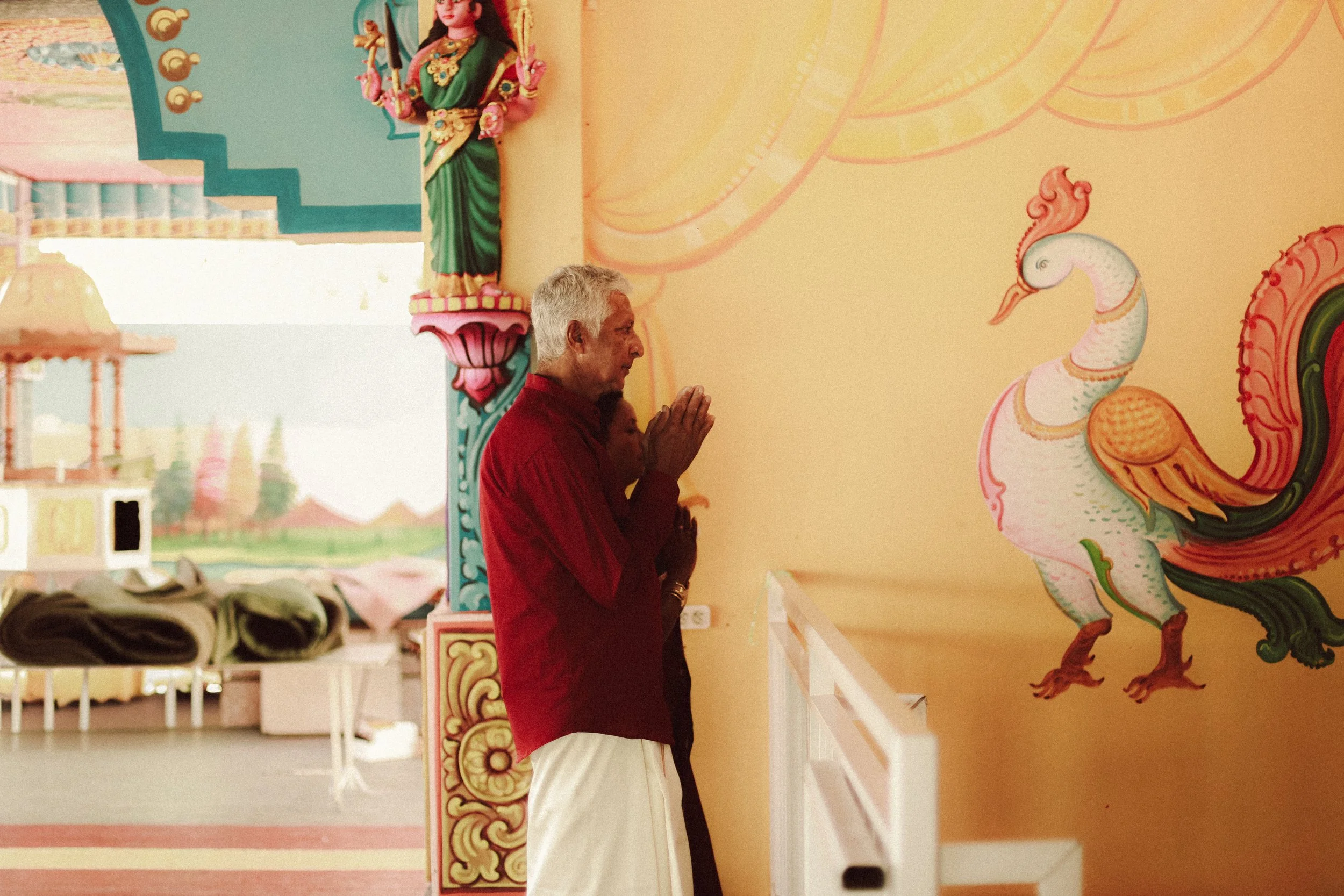 Plongez dans un mariage tamoul à l’île Maurice au temple Sri Mariamman Thirukovil Berthaud à Quatre-Bornes : une cérémonie authentique, colorée et riche en émotions, idéale pour un destination wedding unique.