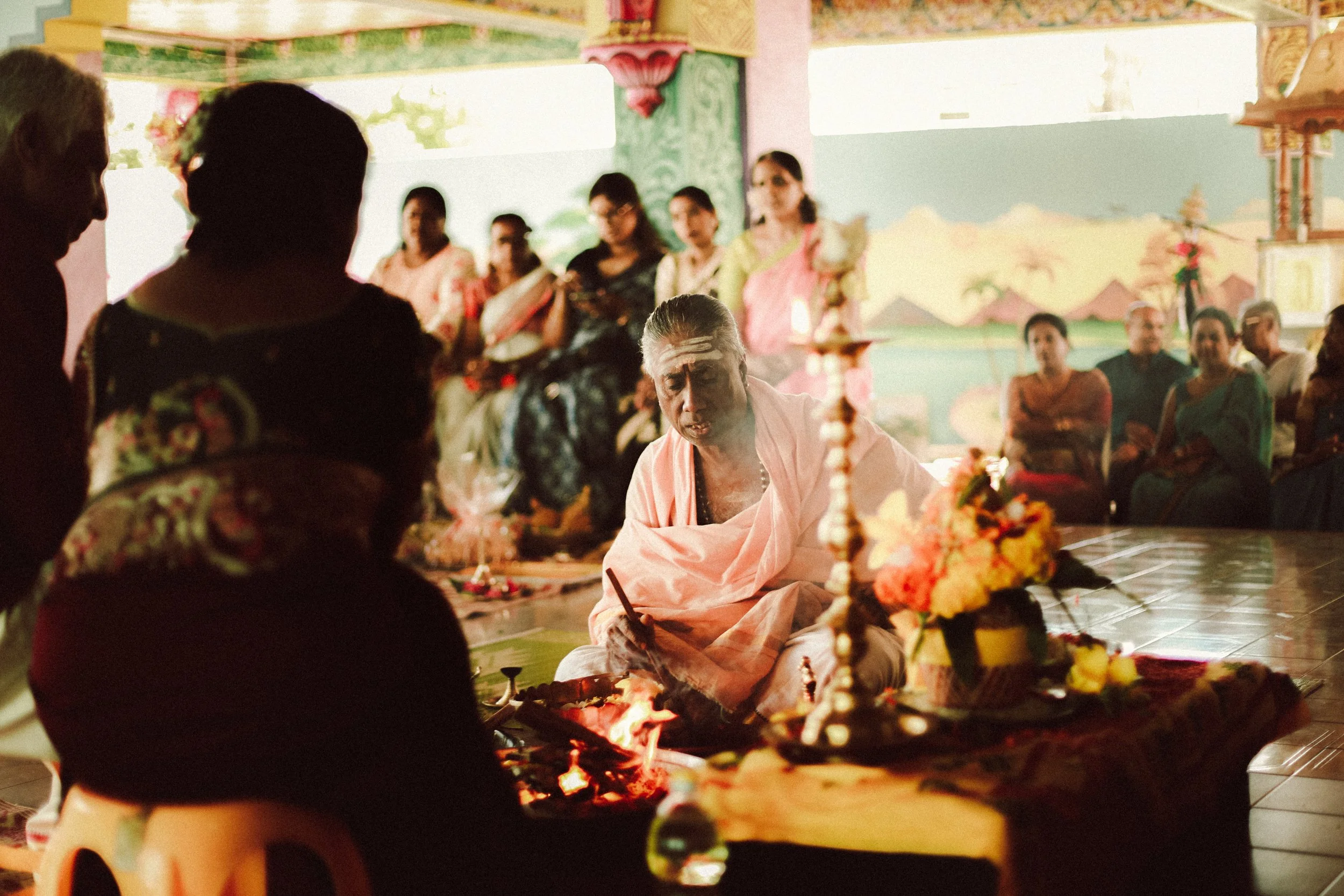 Plongez dans un mariage tamoul à l’île Maurice au temple Sri Mariamman Thirukovil Berthaud à Quatre-Bornes : une cérémonie authentique, colorée et riche en émotions, idéale pour un destination wedding unique.