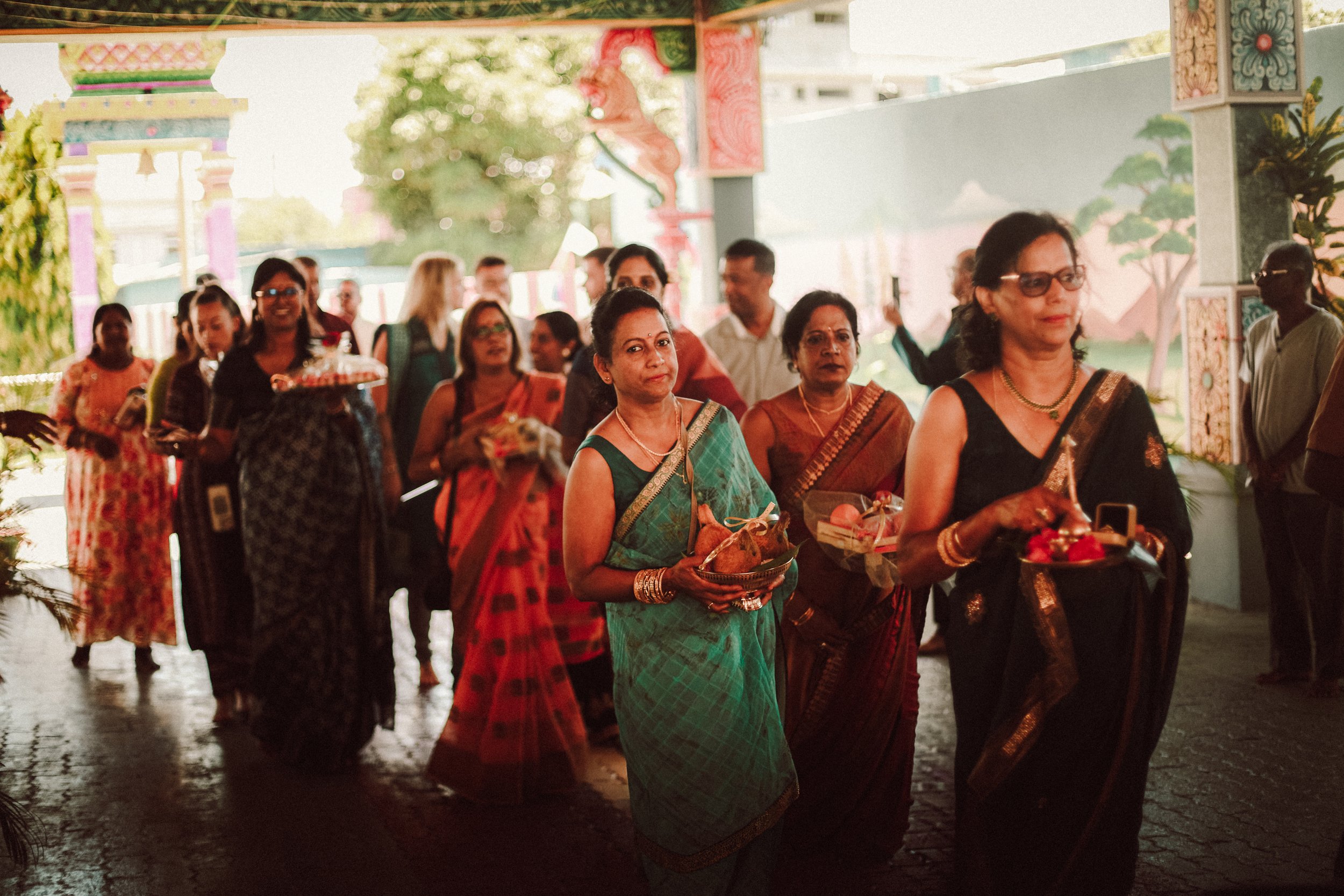 Plongez dans un mariage tamoul à l’île Maurice au temple Sri Mariamman Thirukovil Berthaud à Quatre-Bornes : une cérémonie authentique, colorée et riche en émotions, idéale pour un destination wedding unique.